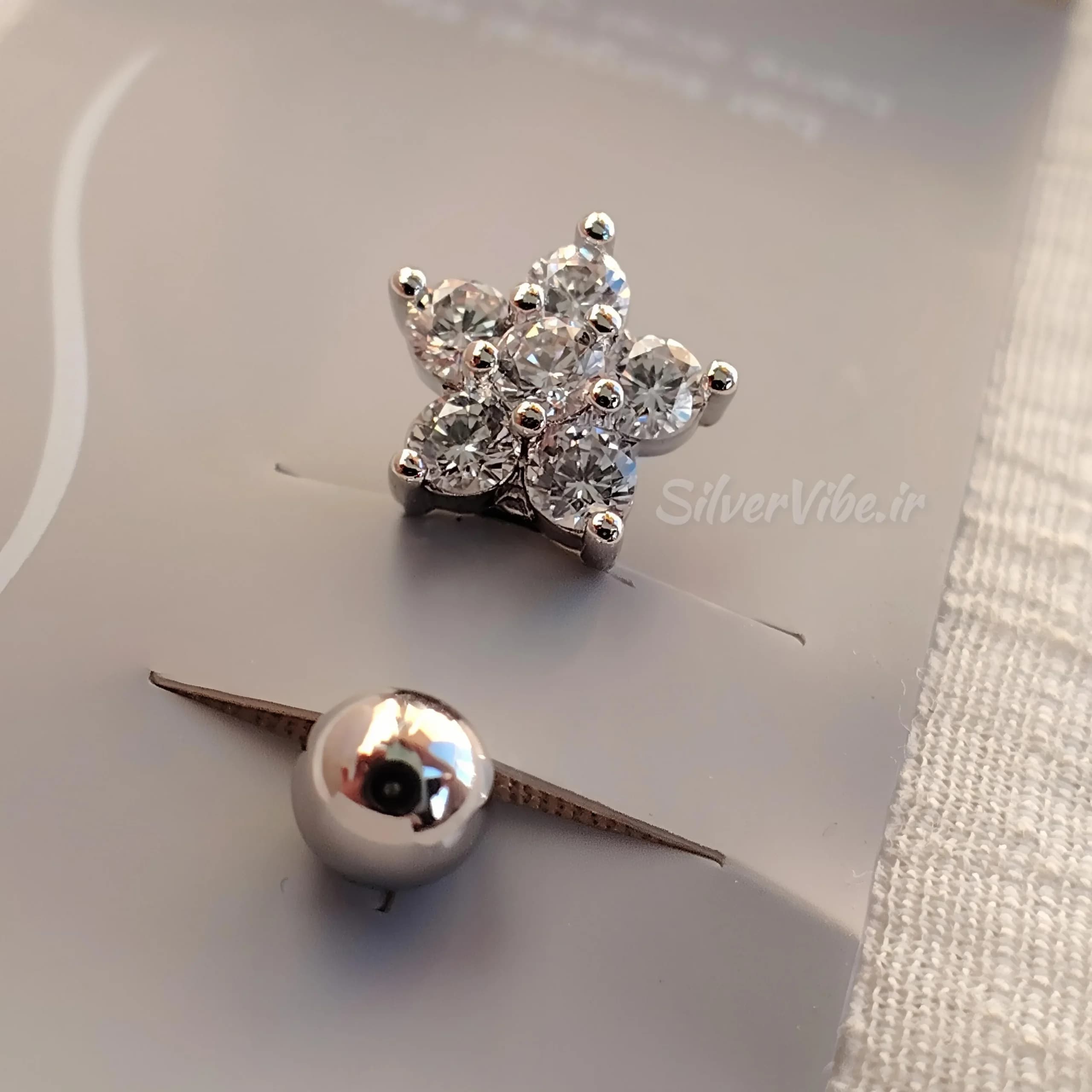 پیرسینگ ناف استیل | طرح آویز گل نگین دار | برند Accessories