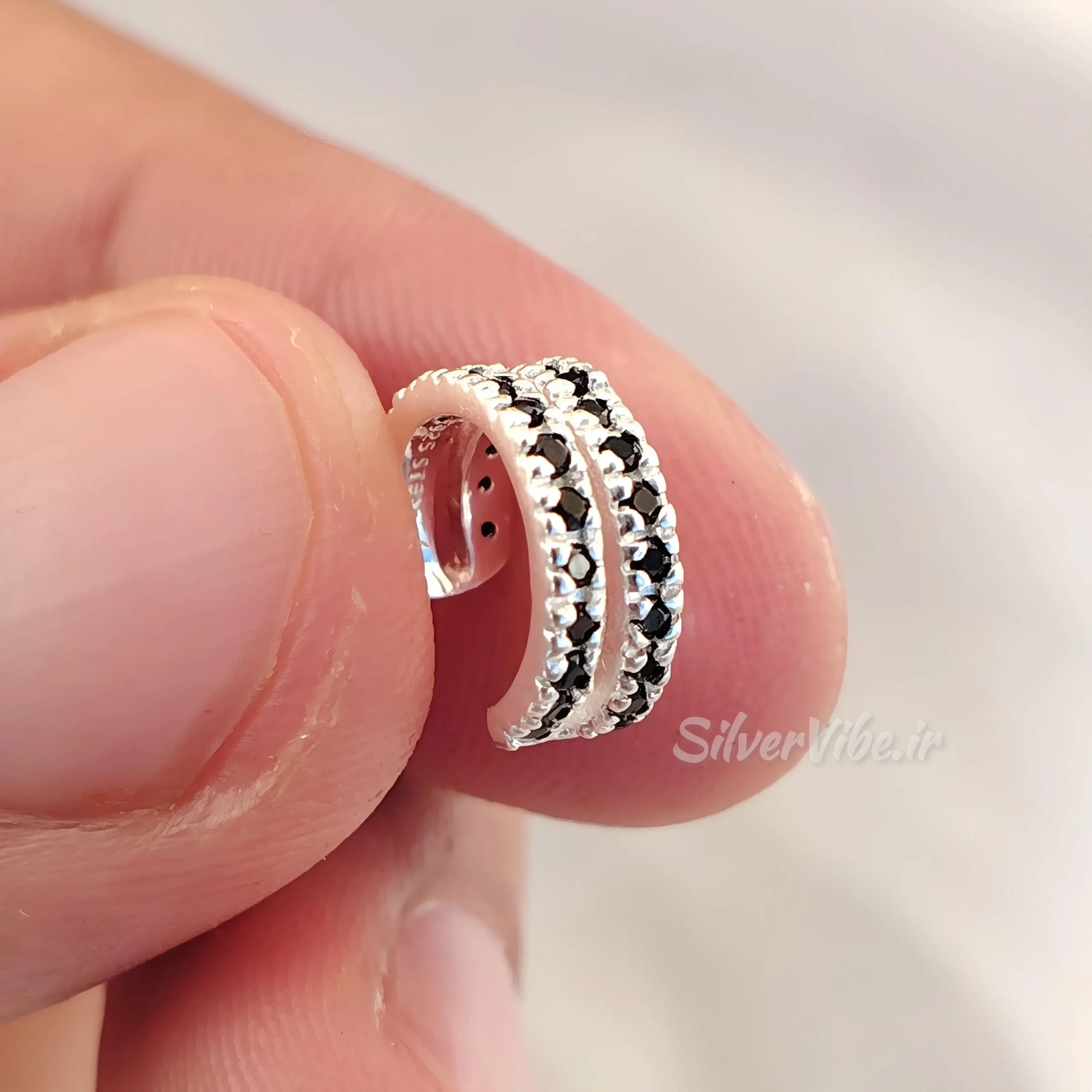 ایرکاف گوش نقره زنانه | دو لاین نگین مشکی | برند accessories — تصویر ۳