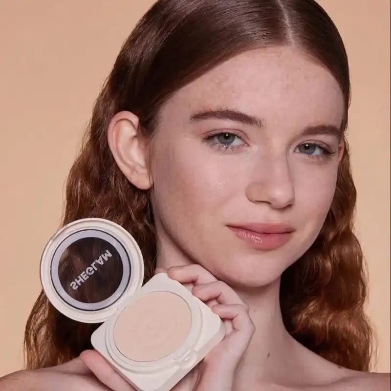 پنکک کرم‌ پودری شیگلم رنگ Sand؛ پوشش بالا و مات مناسب پوست‌های گندمی و متوسط (Sheglam) — تصویر ۲