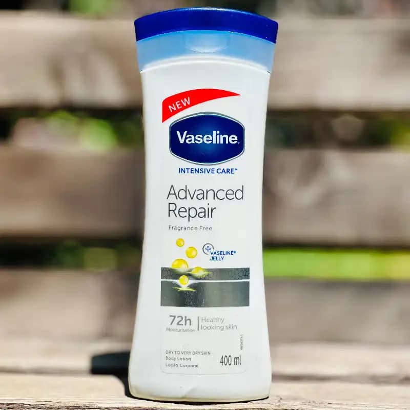 لوسیون بدن وازلین مدل Advanced Repair – رطوبت‌رسانی عمیق 72 ساعته — تصویر ۴