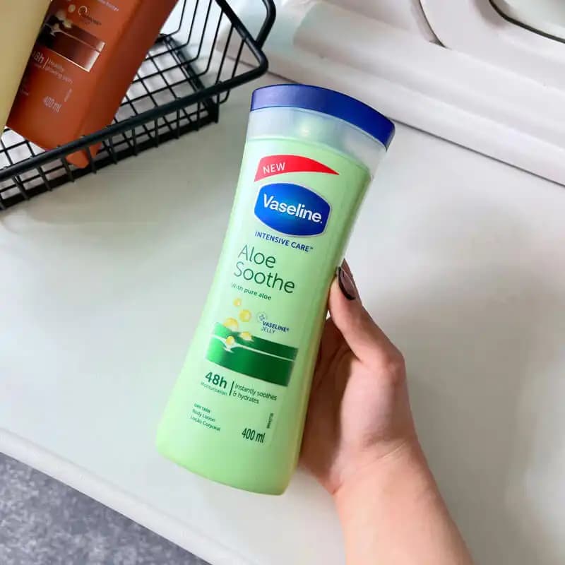 لوسیون بدن وازلین آلوئه ورا Aloe Soothe – رطوبت‌رسانی فوری به پوست‌های خشک — تصویر ۳