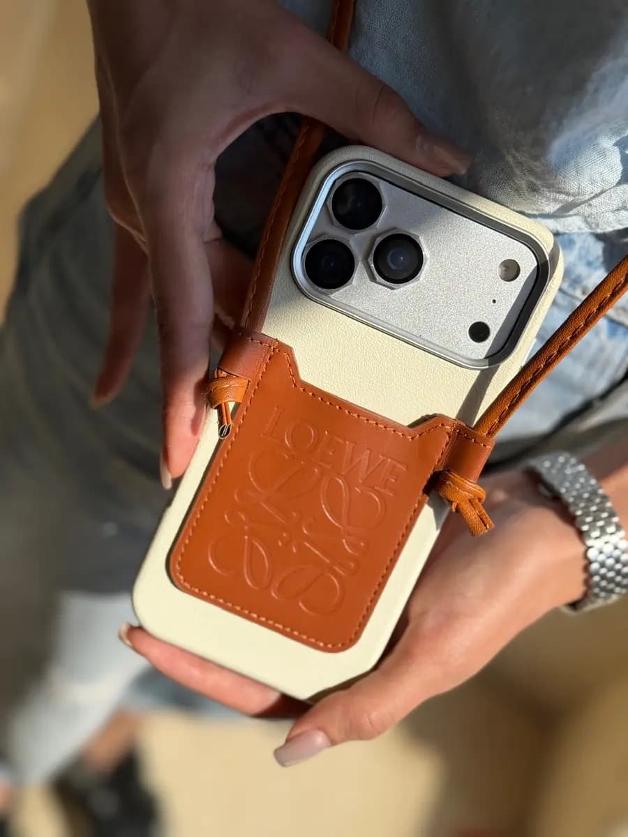قاب آیفون Loewe چرمی جاکارتی دار بند بلند — تصویر ۳