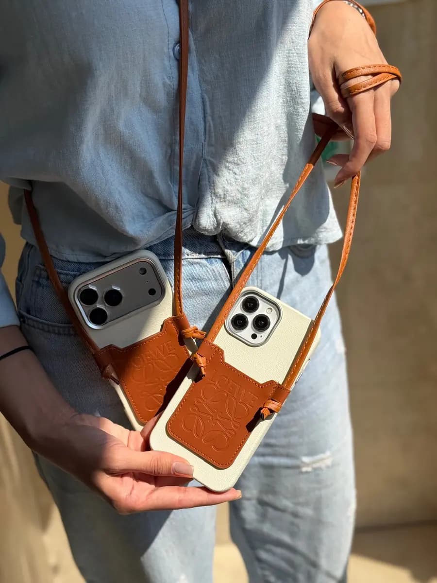 قاب آیفون Loewe چرمی جاکارتی دار بند بلند