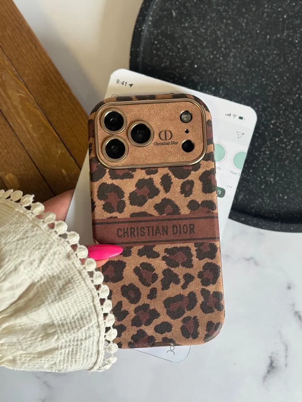 قاب آیفون Dior Leopard Golden — تصویر ۴