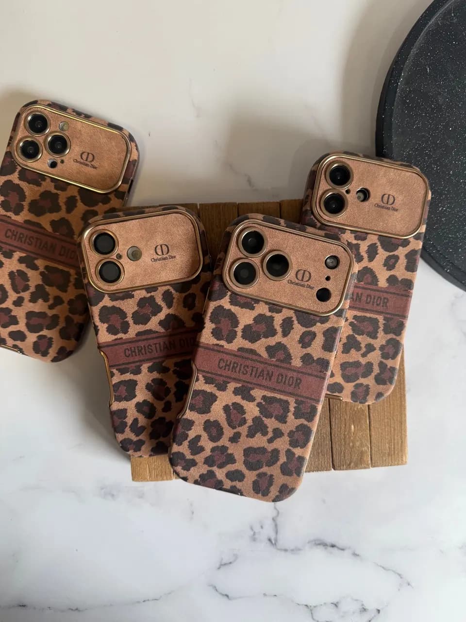 قاب آیفون Dior Leopard Golden — تصویر ۲