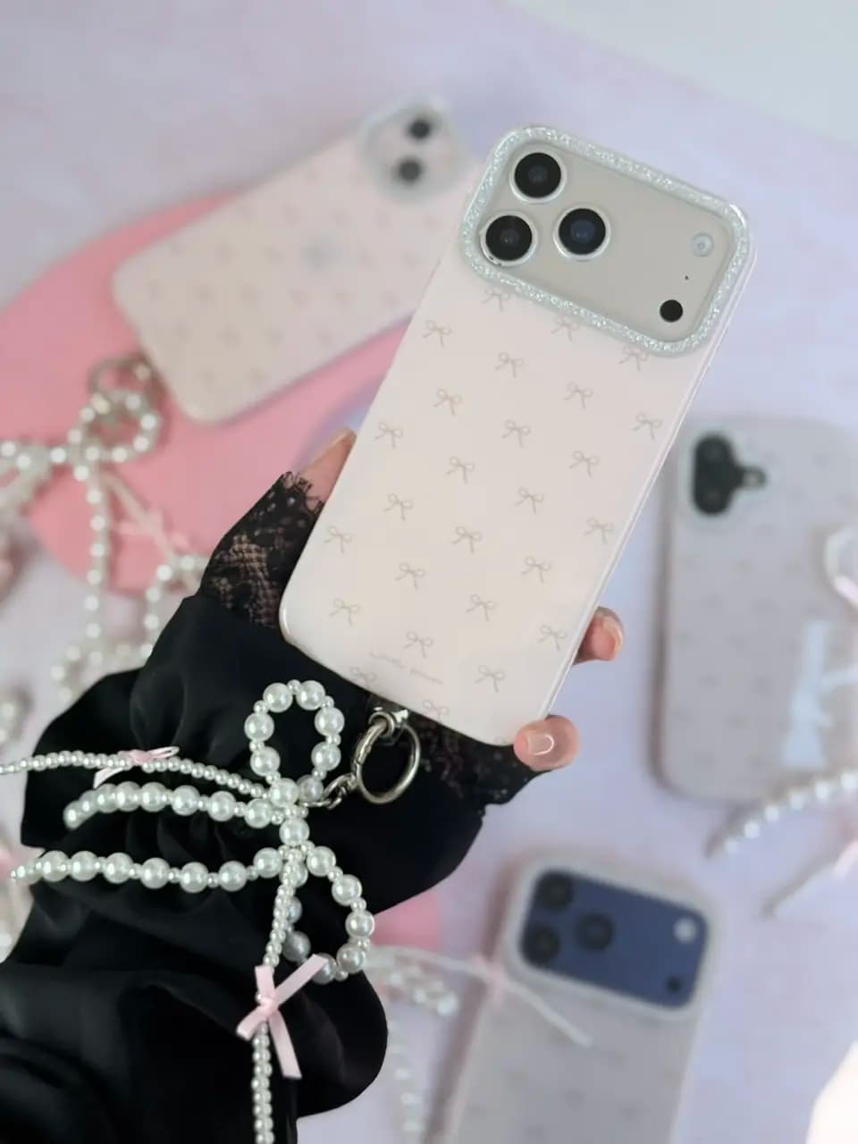 قاب آیفون Pink Bow با آویز — تصویر ۳