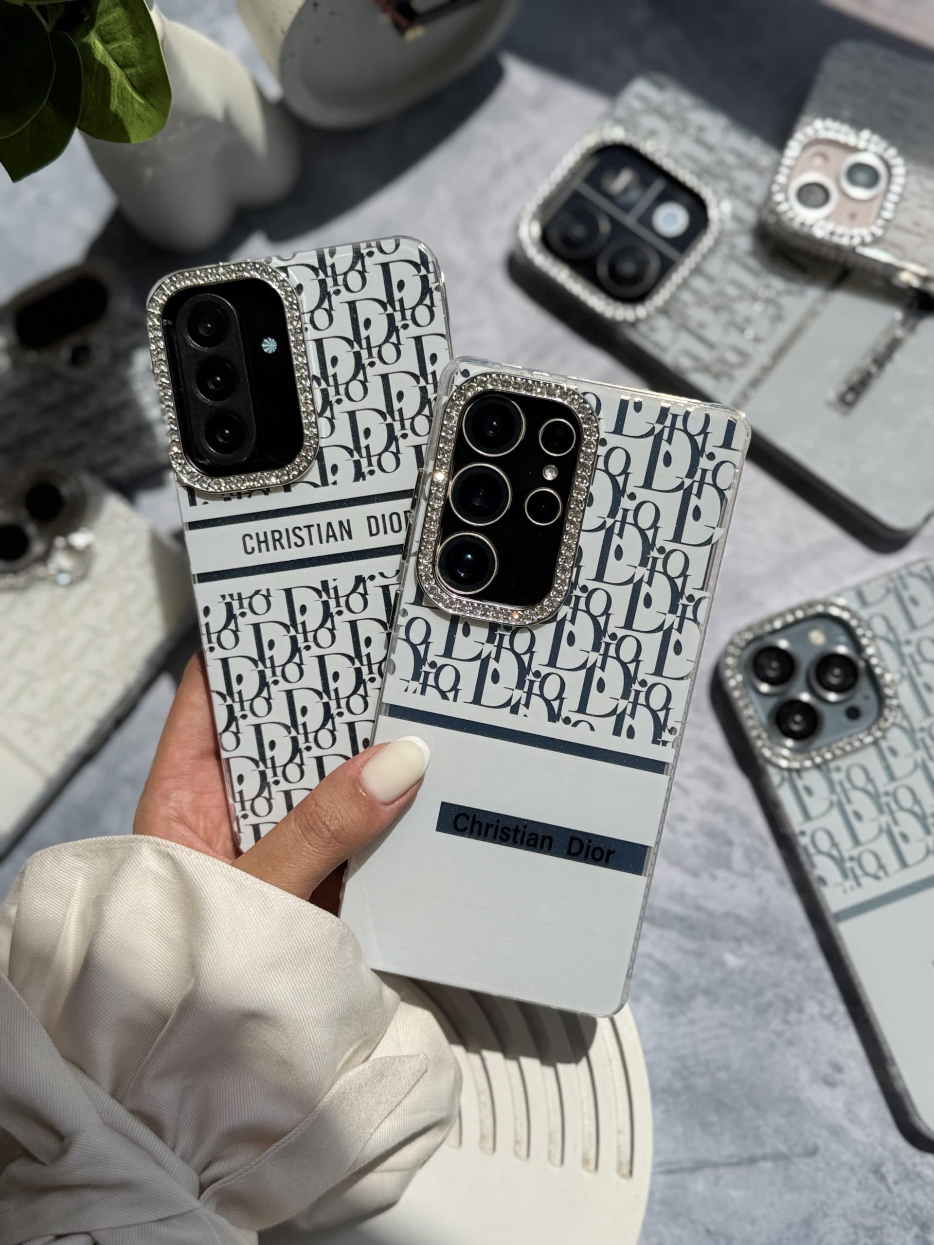 قاب White Christian Dior دور لنز نگین سامسونگ و شیائومی — تصویر ۳
