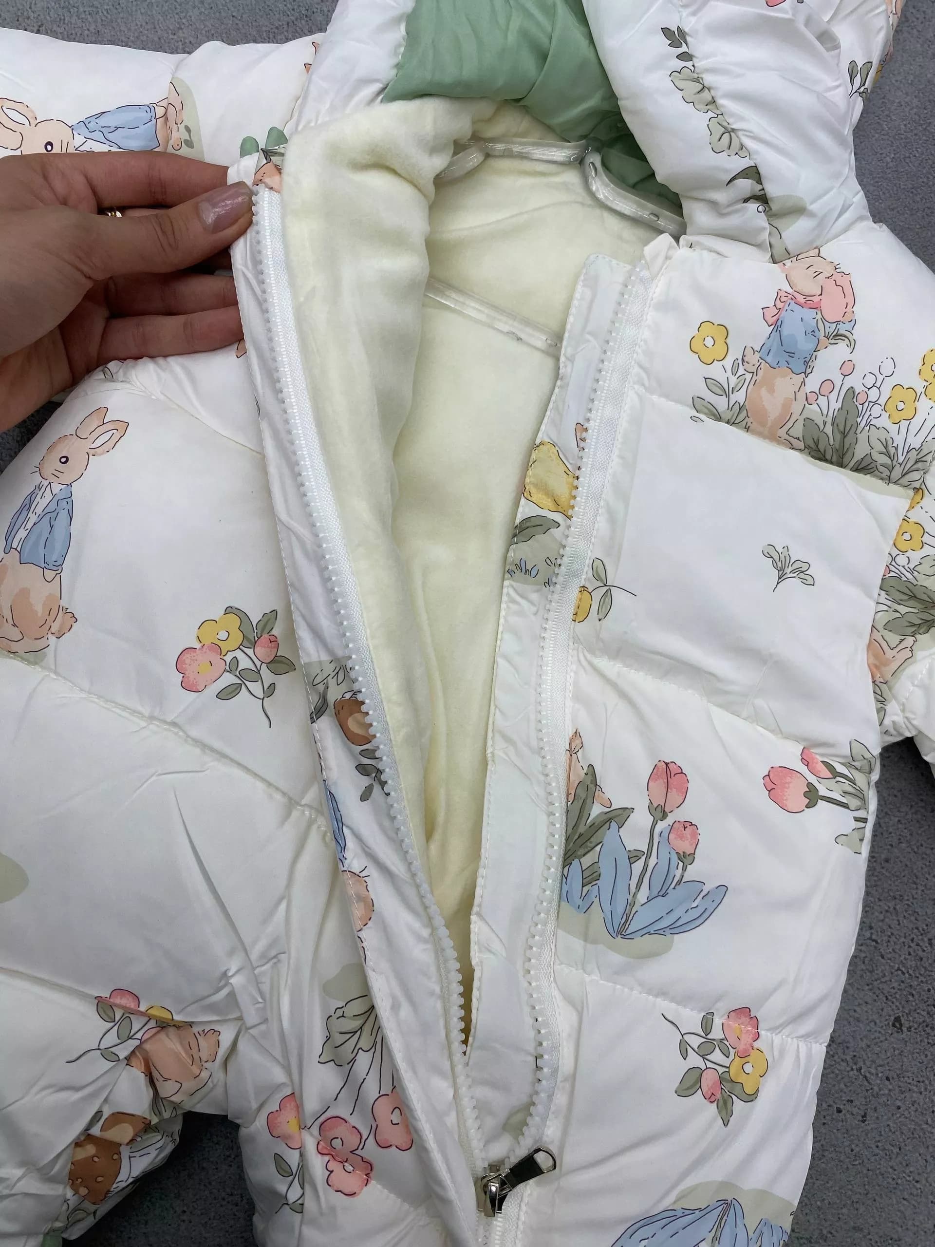 کاپشن سرهمی کودک سفید مناسب سرما — تصویر ۶