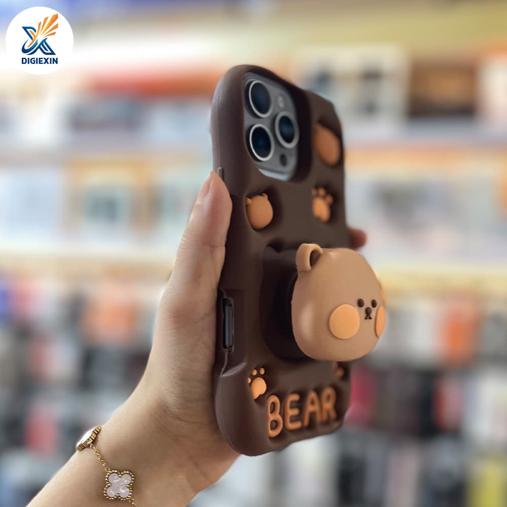 کاور طرح BEAR خرس بیسکویتی استندشو مناسب برای گوشی موبایل اپل آیفون 16 پرومکس — تصویر ۴