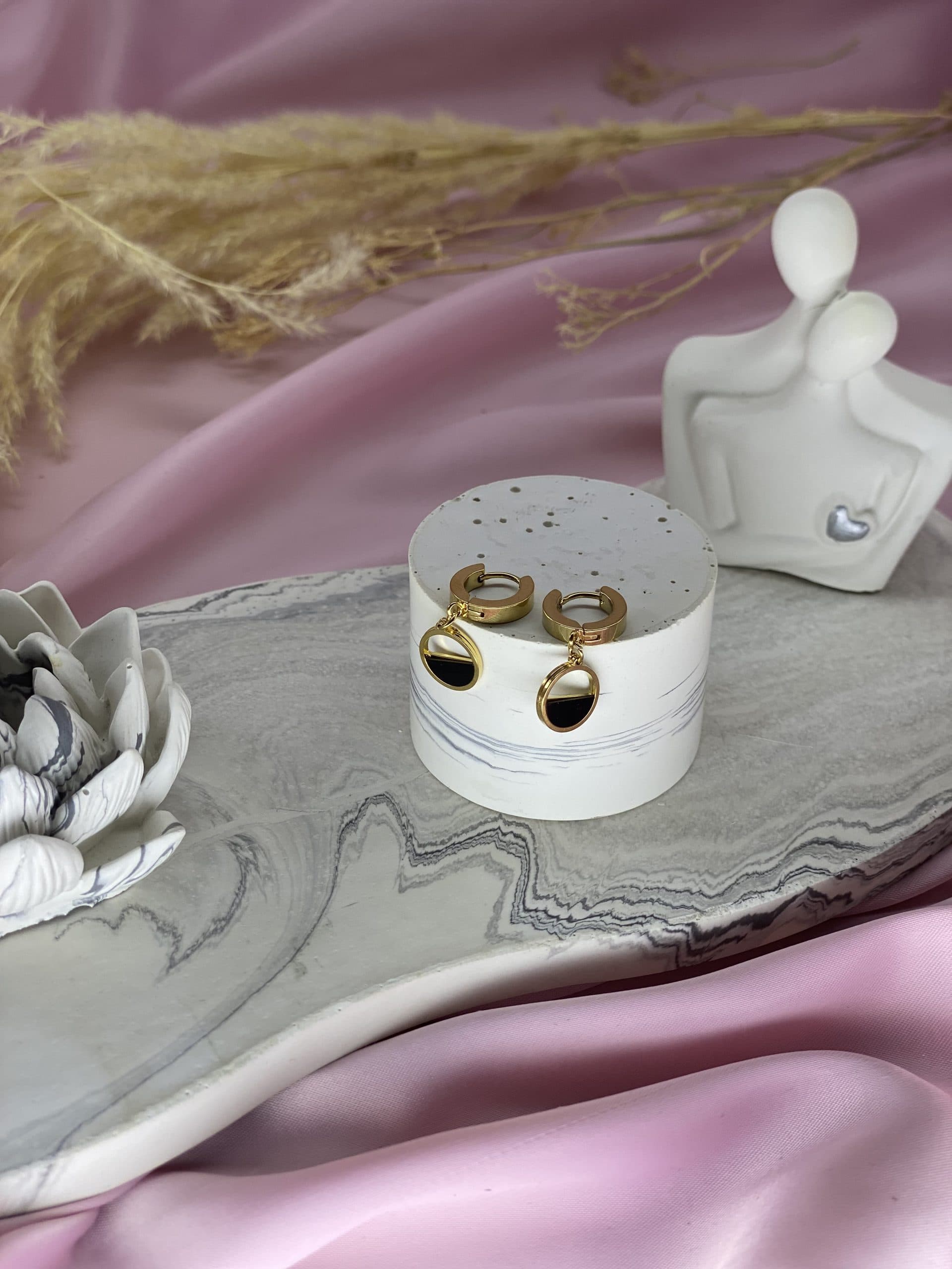 گوشواره اویز دار کیلیپسی نیم دایره ی مشکی طلایی رنگ با کیفیت و دوام بالا شیک و ساده مناسب استفاده ی روز مره