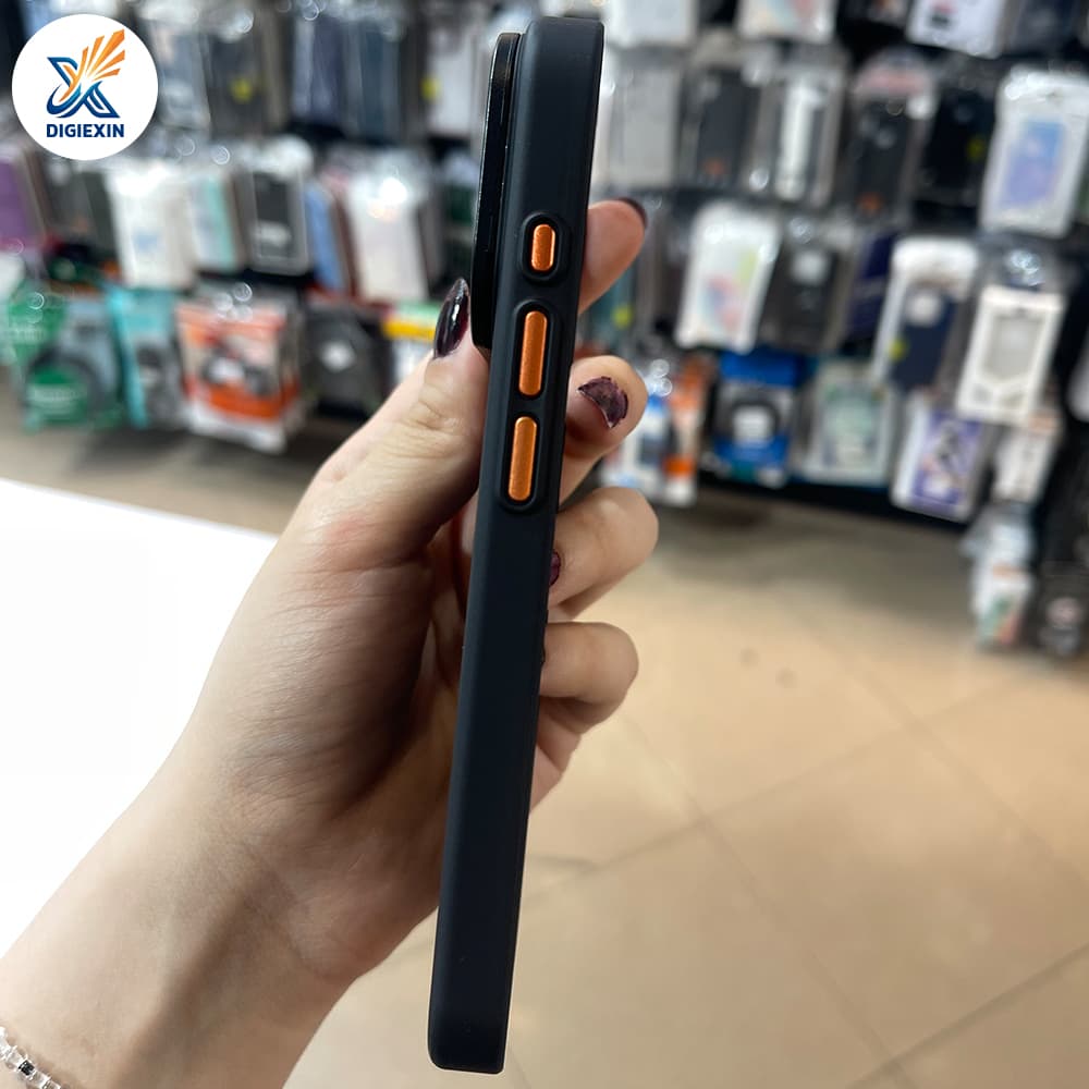 کاور فیت کلاسیک مگ‌سیف آیفون 17 پرو — تصویر ۶