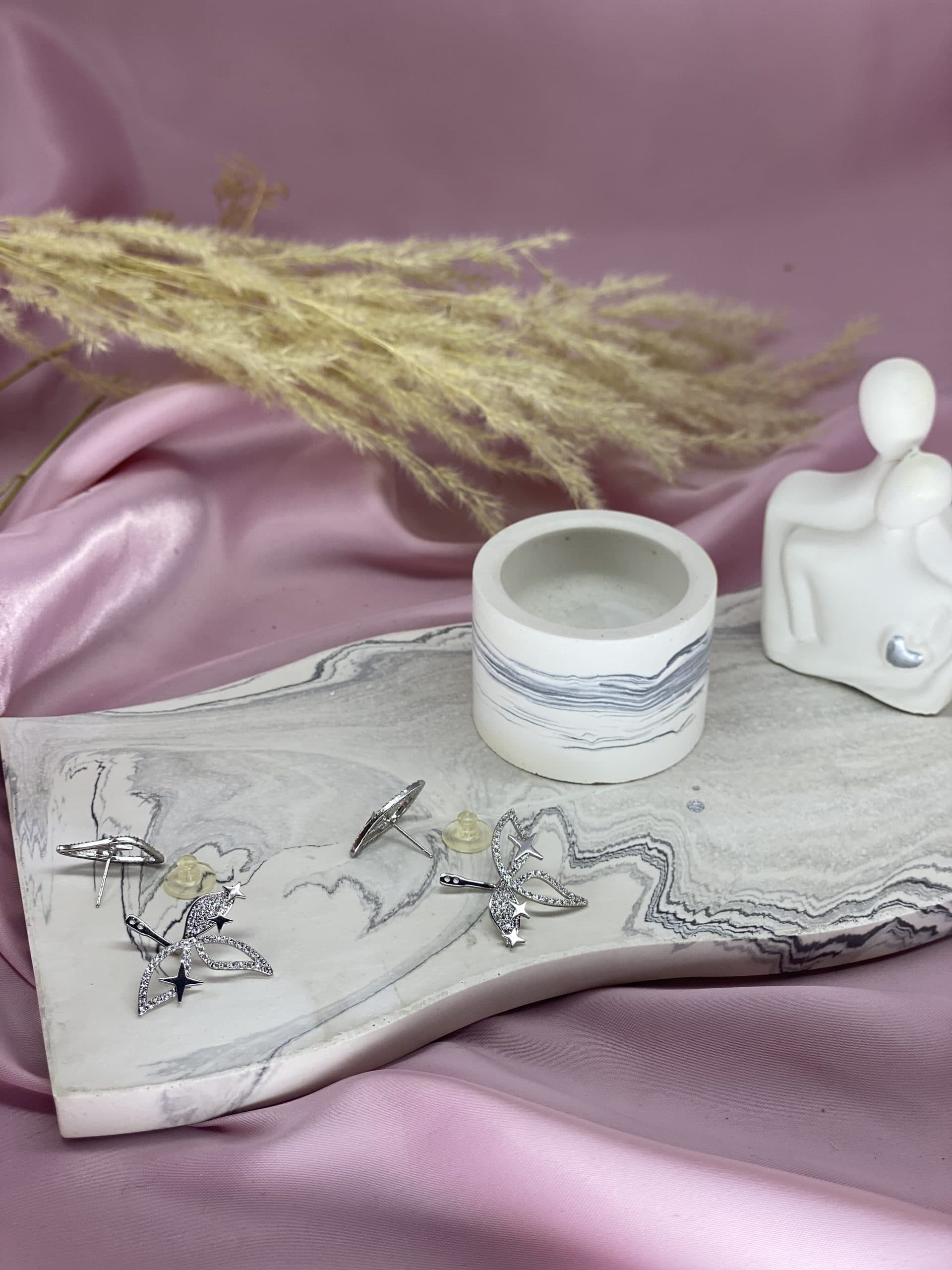 گوشواره دو تیکه ی نگین دار نقره ای رنگ طرحی بسیار شیک و خاص و جدید با کیفیت و دوام بالا — تصویر ۴