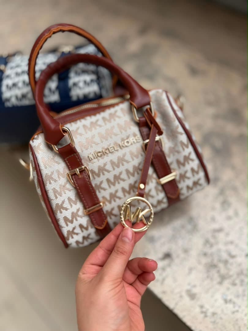 کیف صندوقی مایکل کورس — تصویر ۵