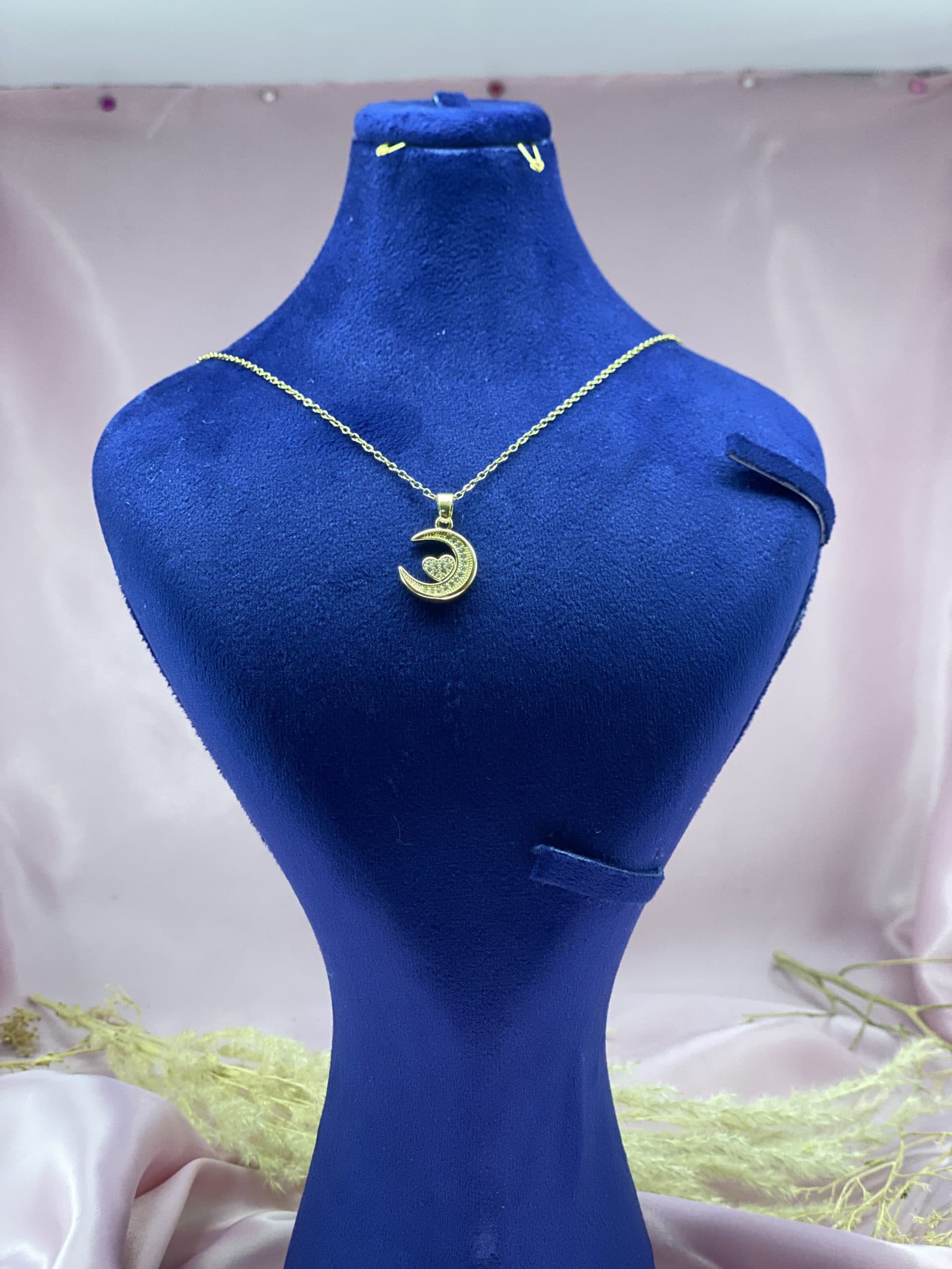 گردنبند ماه و قلب نگین دار استیل طلایی رنگ با کیفیت و دوام بالا — تصویر ۲