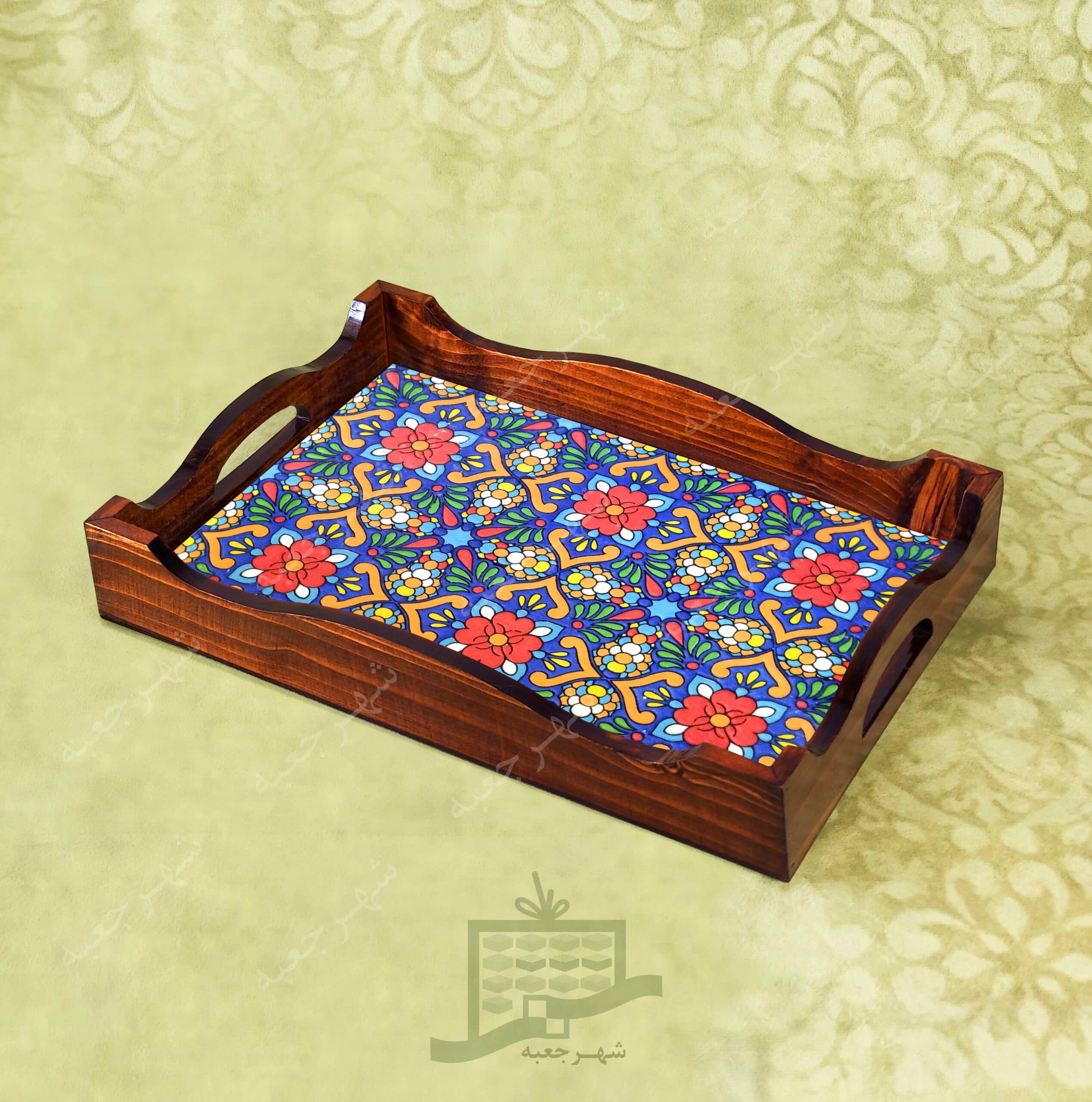 سینی چوبی (طرح B4.1.32) – پذیرایی لوکس، ضد آب، گل‌دار، کاشی هفت‌رنگ