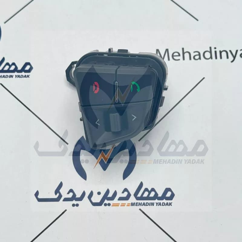 کلیدهای مالتی مدیا روی فرمان 207 و رانا پلاس کروز (سمت راست)