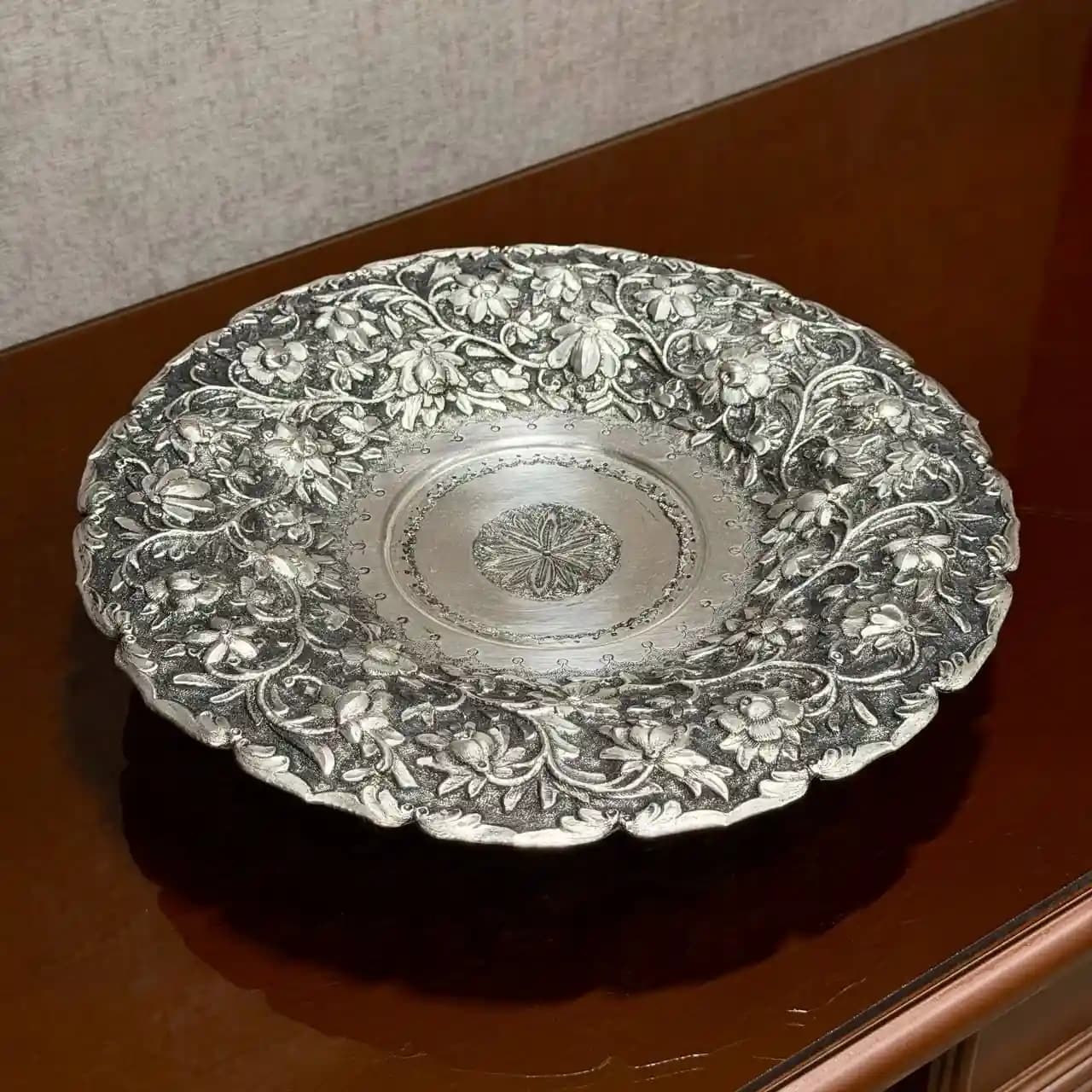 شیرینی خوری نقره گرد قلم گل برجسته — تصویر ۴