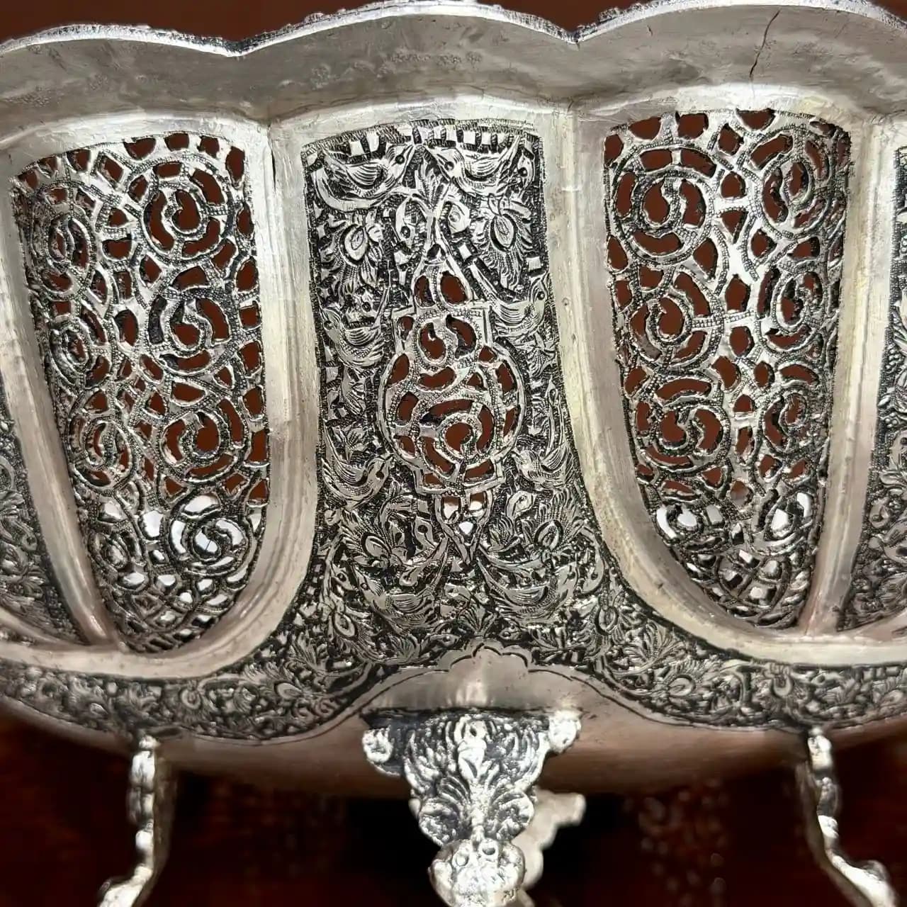 ظرف نقره بیضی قلم گل و مرغ و مشبک — تصویر ۷