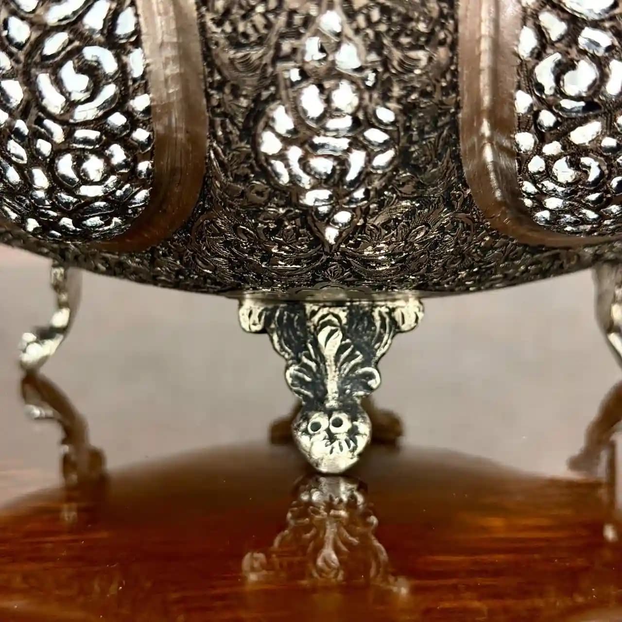 ظرف نقره بیضی قلم گل و مرغ و مشبک — تصویر ۹