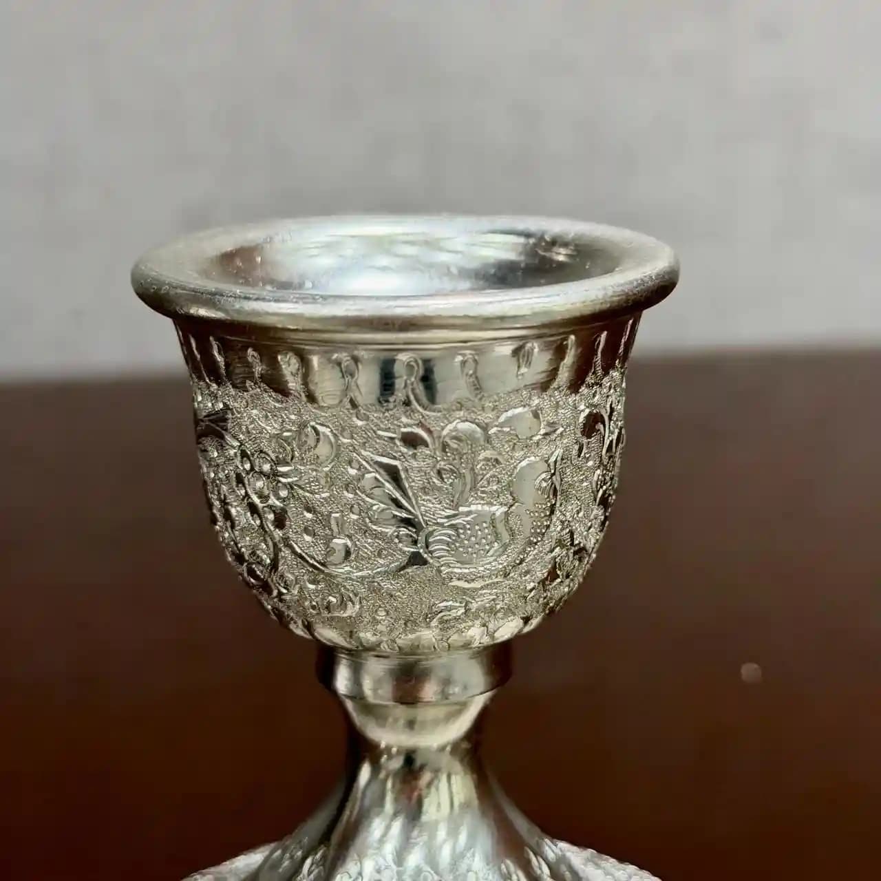 یک جفت شمعدان نقره پایه کوتاه گل و مرغ — تصویر ۴