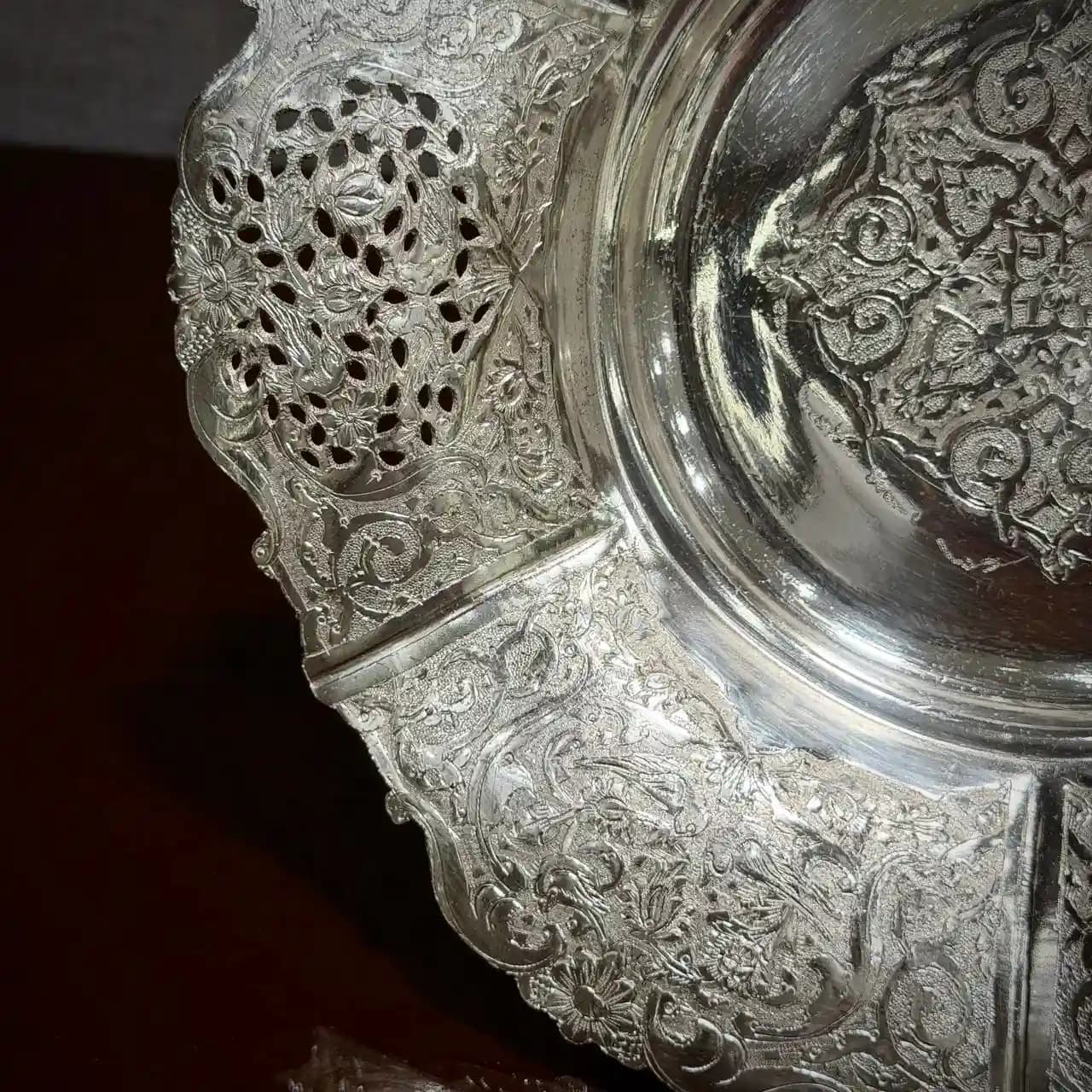 شیرینی خوری گرد پایه دار نقره قلم گل و مرغ — تصویر ۵