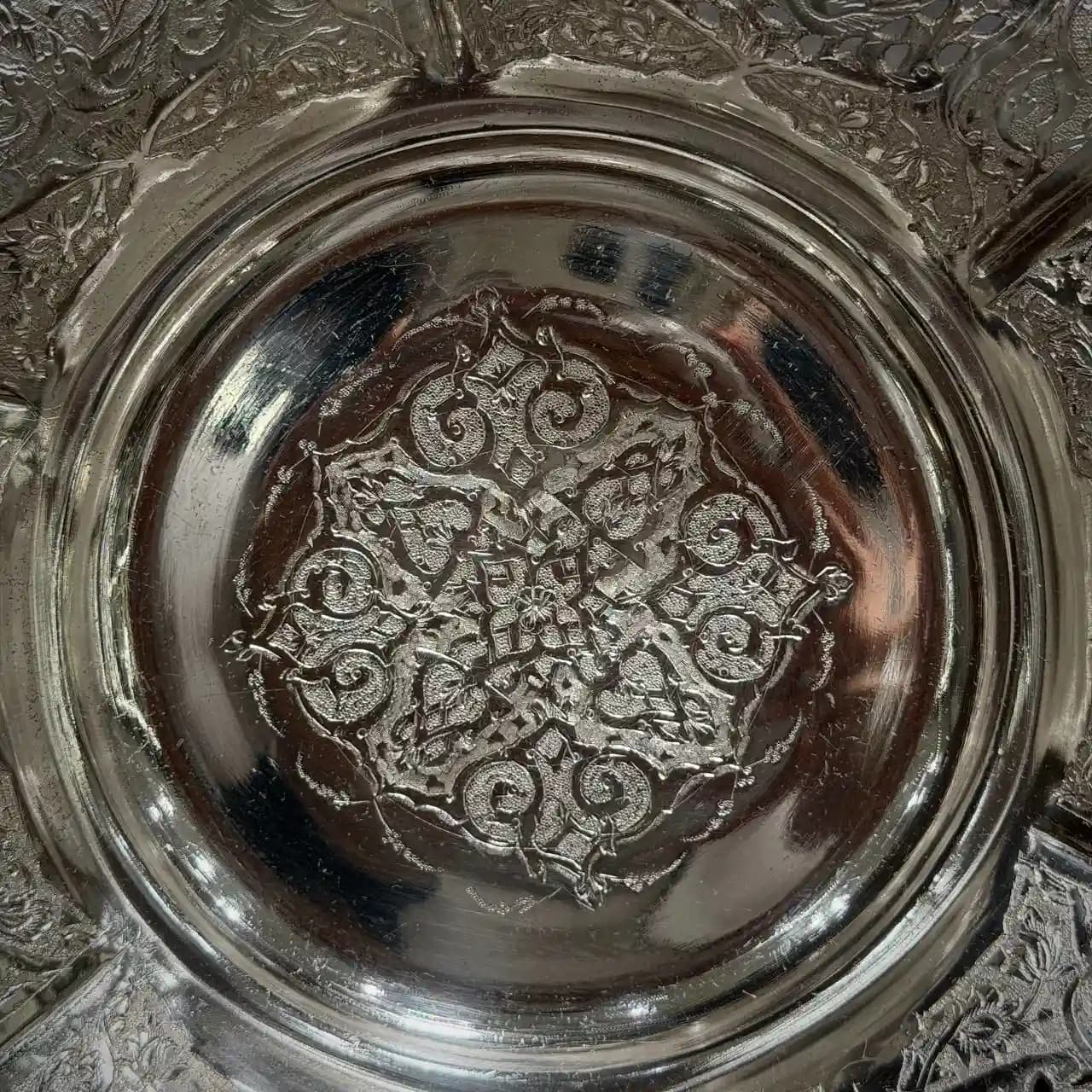 شیرینی خوری گرد پایه دار نقره قلم گل و مرغ — تصویر ۹