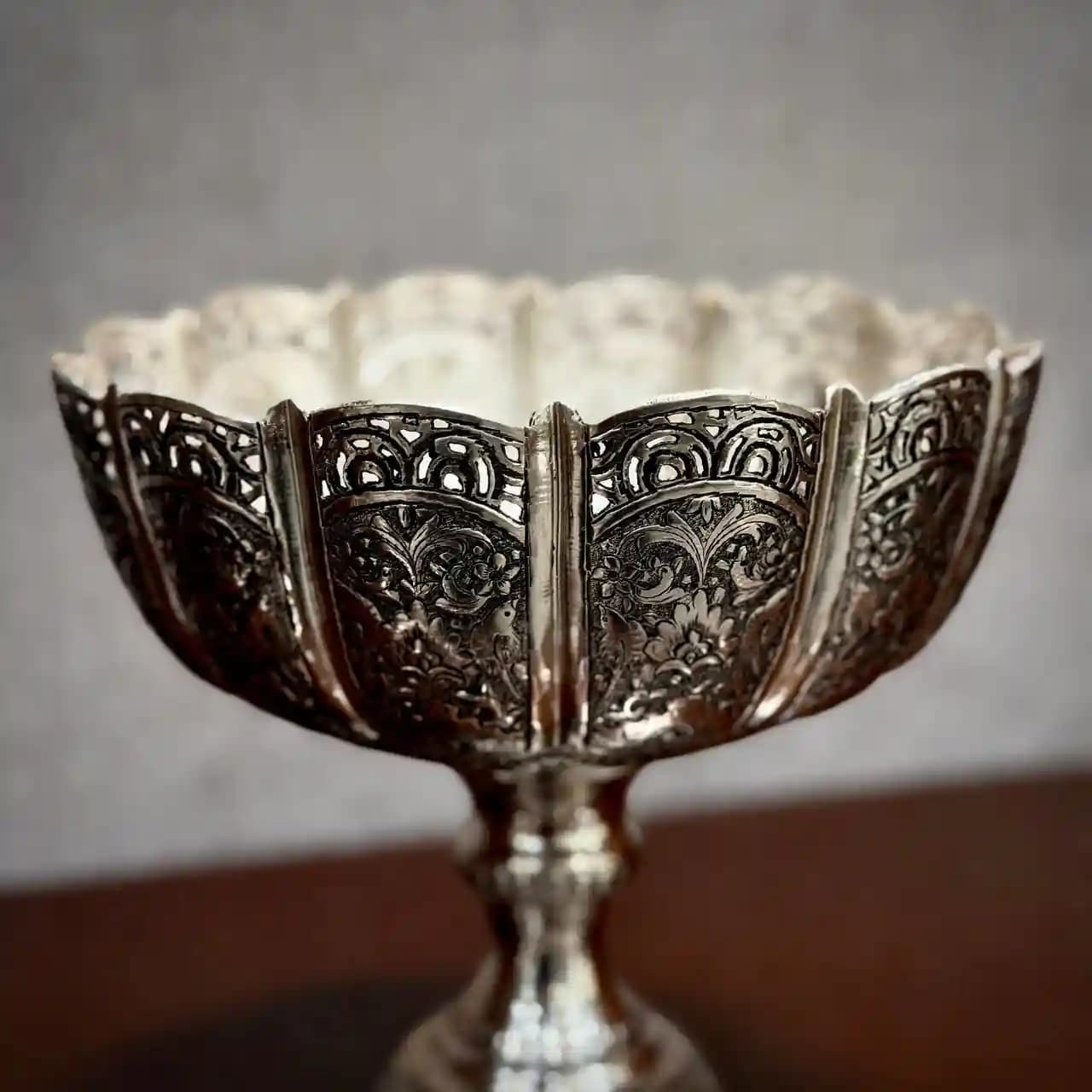 کاسه نقره پایه دار قلم گل و مرغ — تصویر ۳