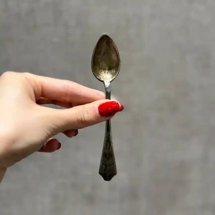 قاشق شش عددی چای خوری نقره سیاه قلم تبریز — تصویر ۲