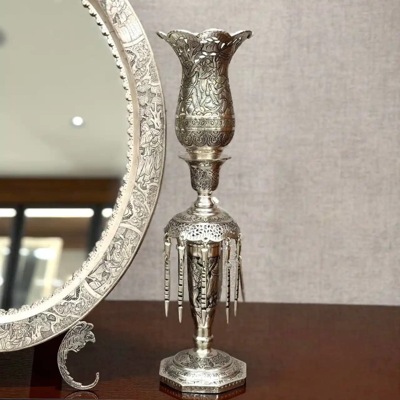 ست آینه بیضی و شمعدان لاله آویزدار نقره مینیاتور — تصویر ۳