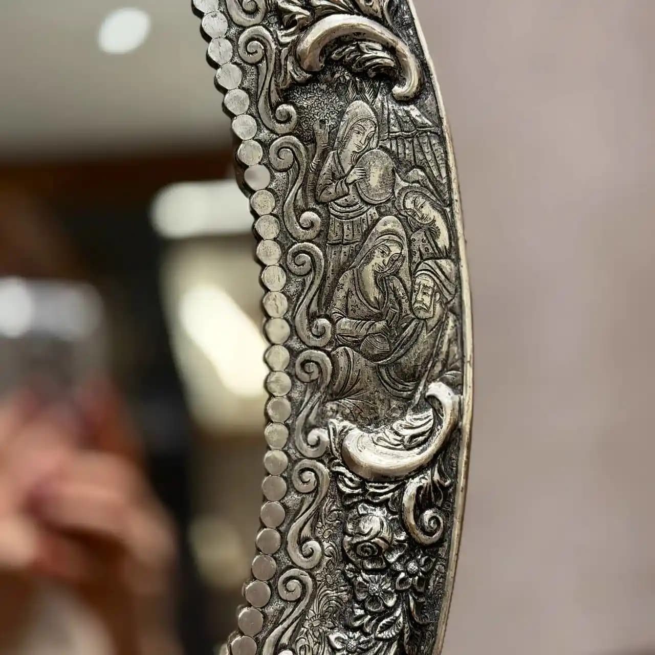 آینه بیضی نقره مینیاتور و گل برجسته اعلا — تصویر ۴