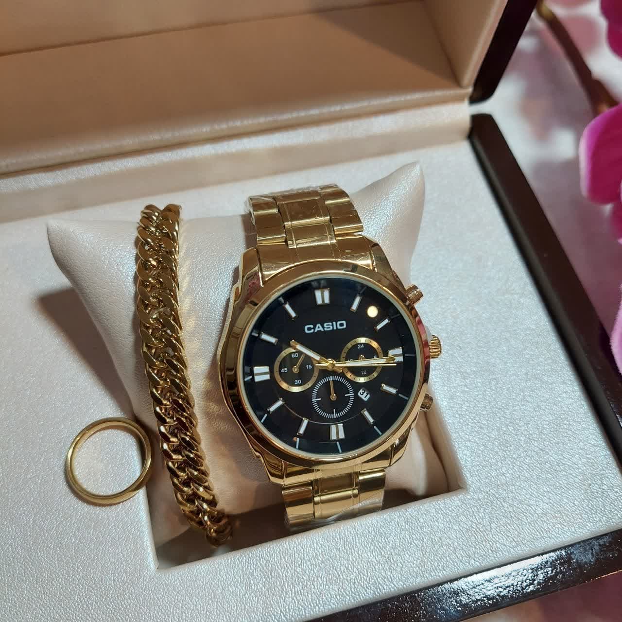 ساعت مچی مردانه کاسیو Casio طرح سه موتور طلایی همراه دستبند کارتیر و حلقه رینگ کد 302