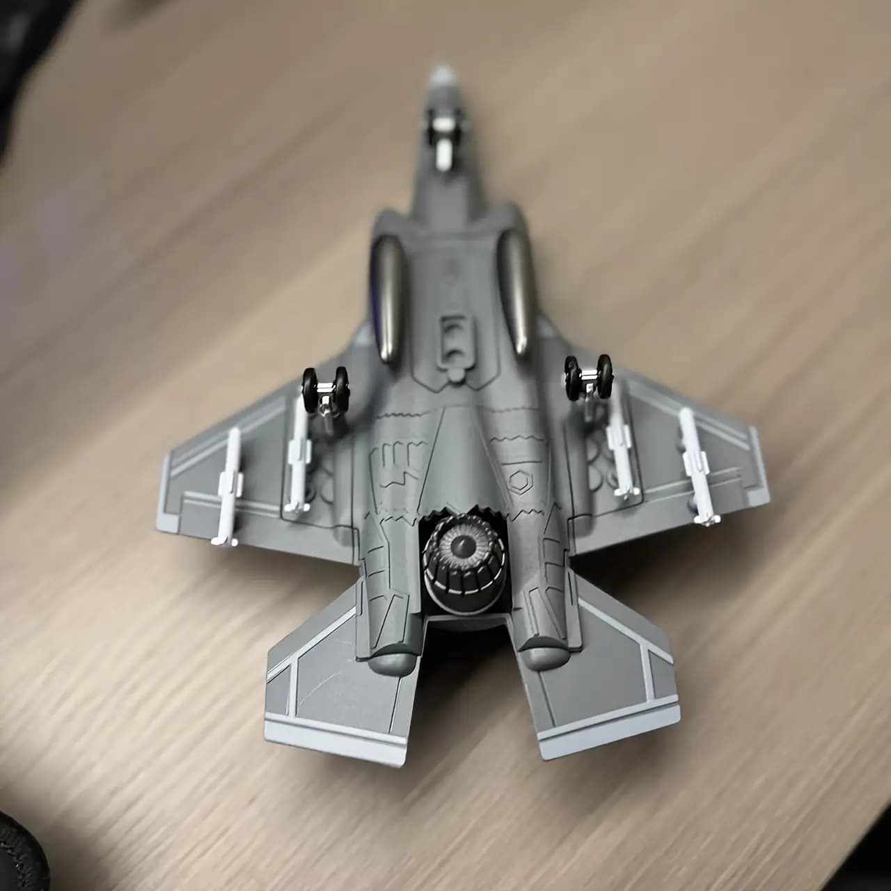 ماکت پلاستیکی هواپیمای F-35 مقیاس ۱:۷۲ — تصویر ۴