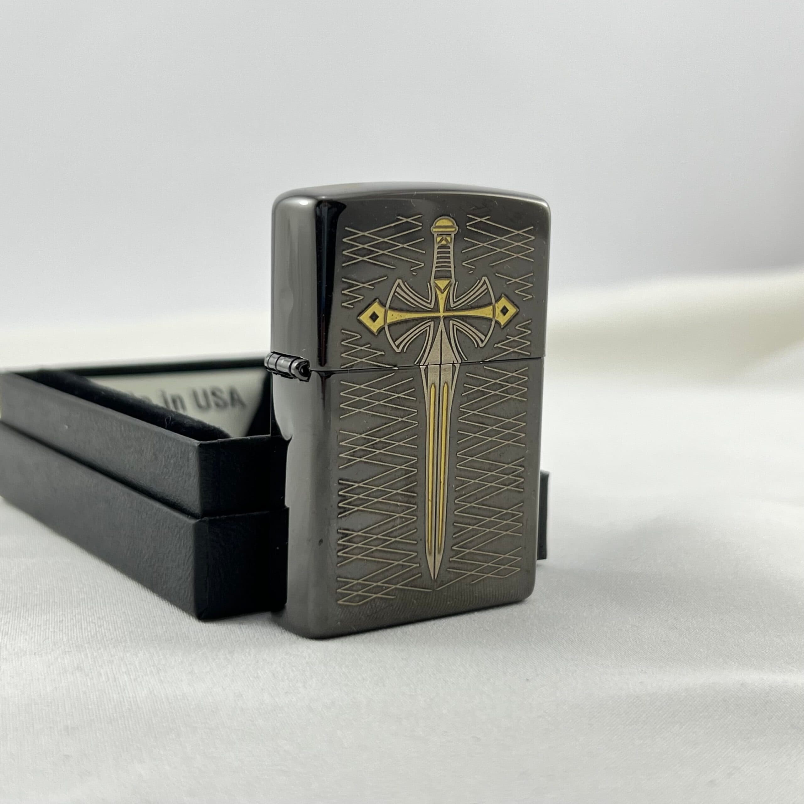 فندک برند زیپو اورجینال کد 28799 DAGGER — تصویر ۲