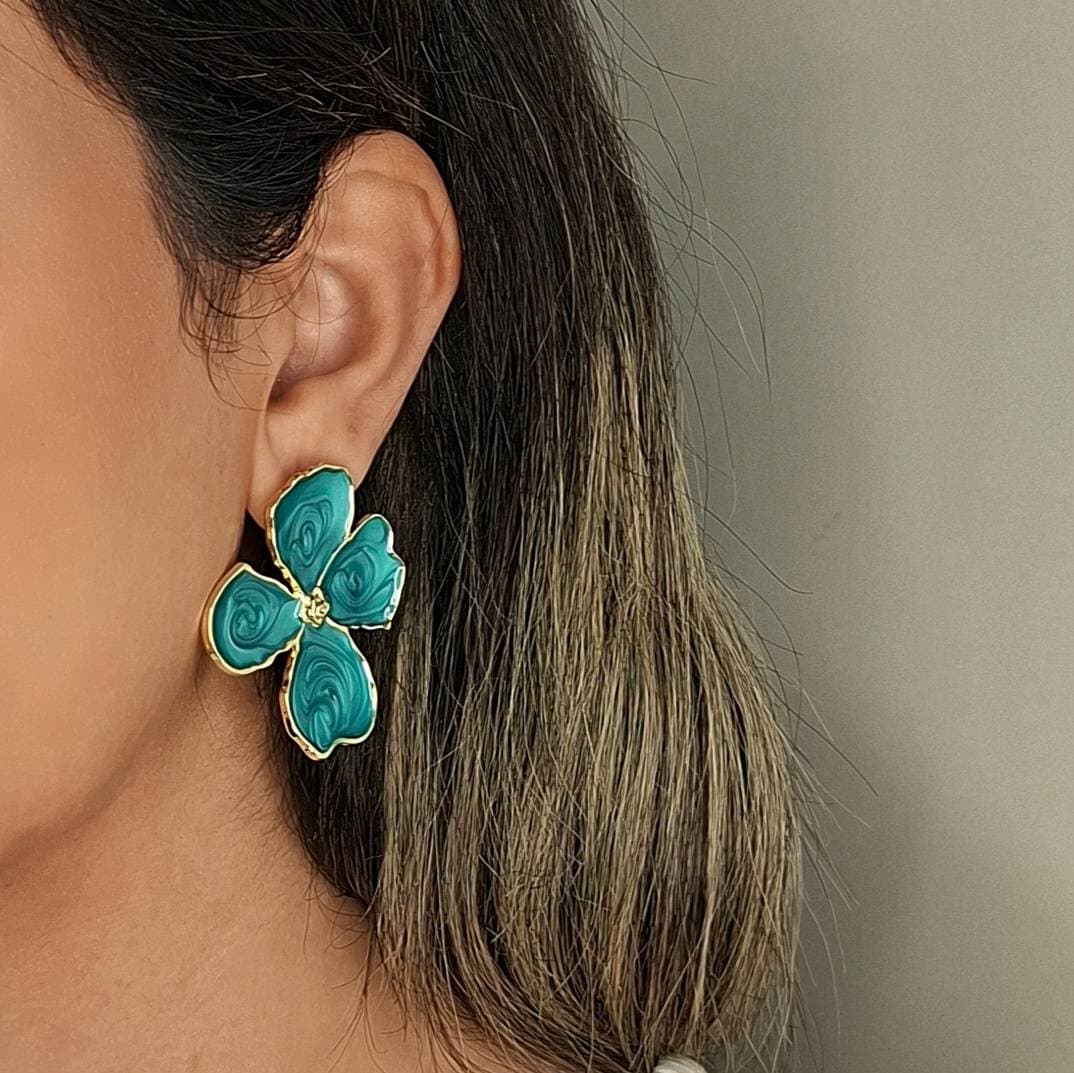 گوشواره میخی میناکاری گل چهارپر سبز-آبی — تصویر ۳