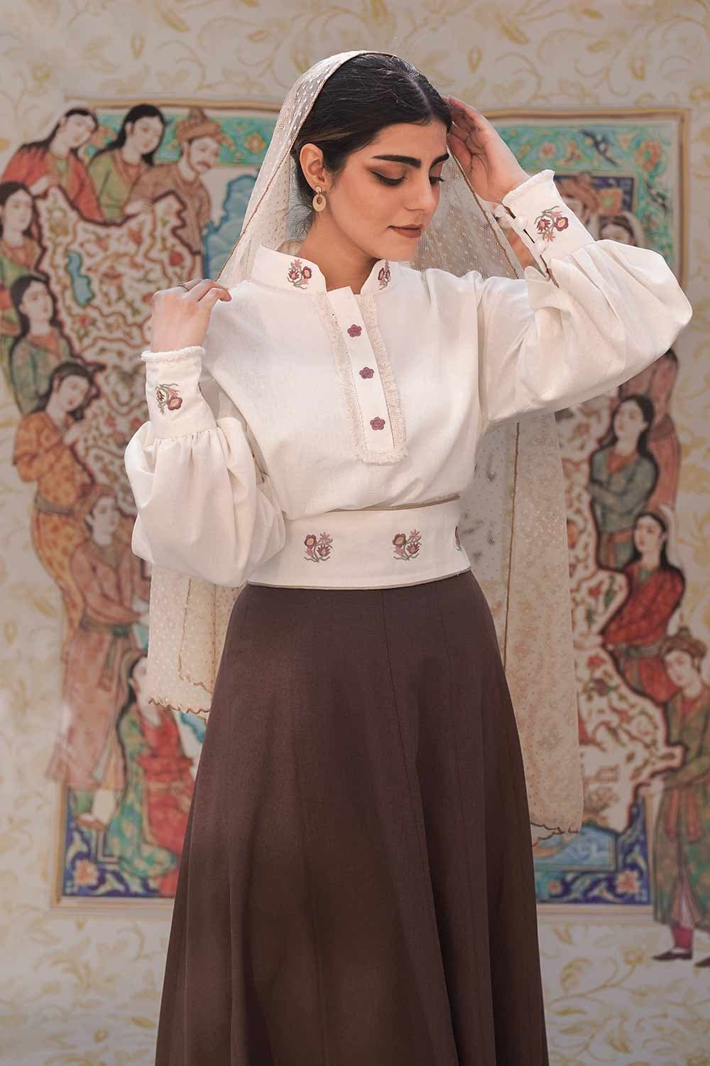 شومیز زنانه لنین گلدوزی شده مدل گلاویژ با کمربند نفیس