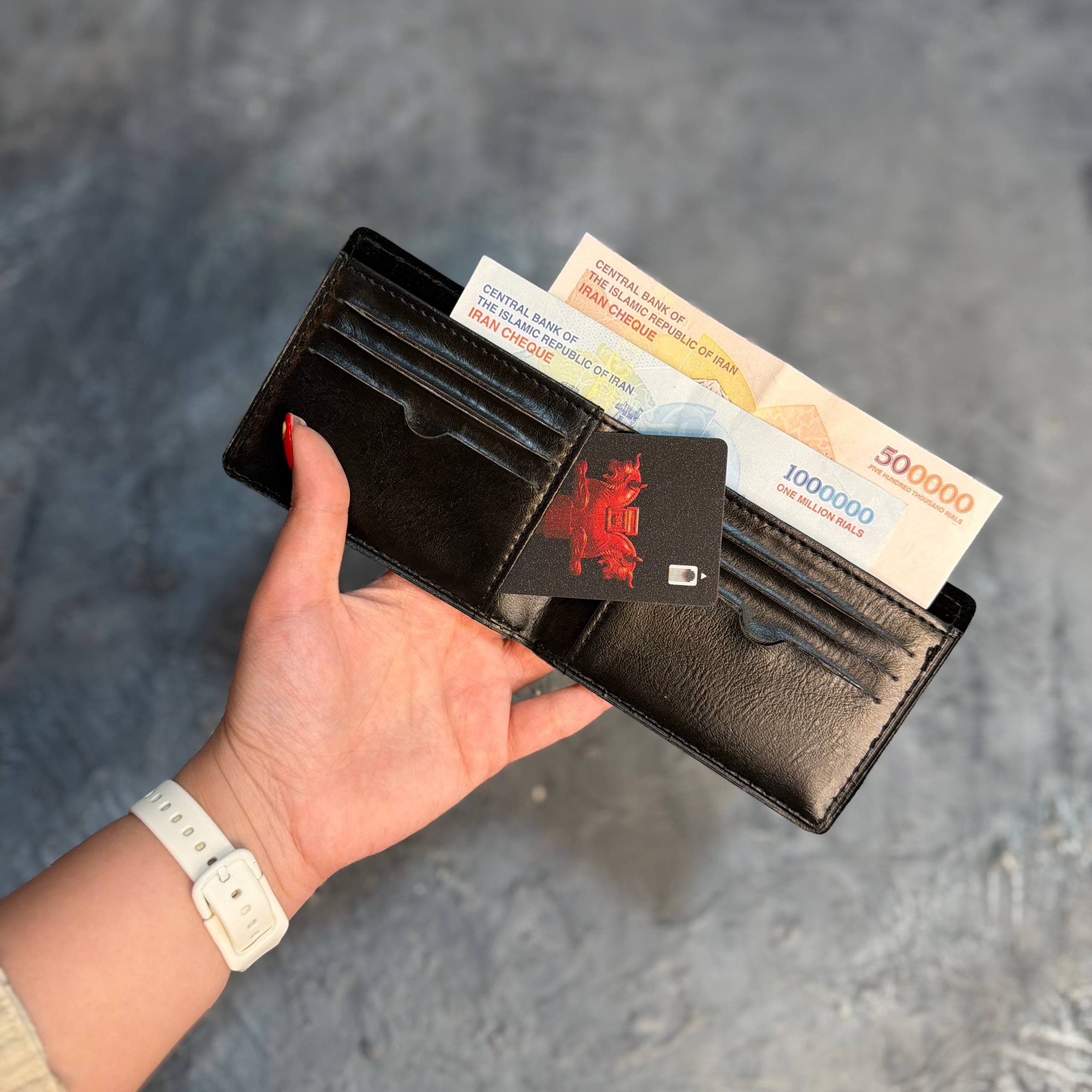 کیف پول چرمی طرح لوگو هل فایرکلاب Stranger Things — تصویر ۵