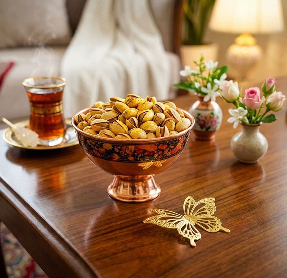 پک هدیه مسی شامل کاسه پایه‌دار، قاشق برنجی و هاردباکس گل‌ومرغ