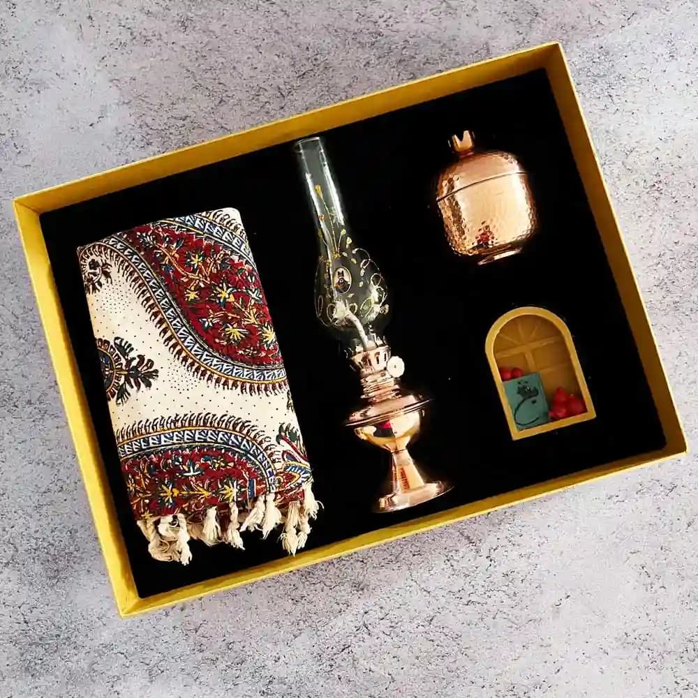 پک راز شب بلند یلدا شامل رومیزی قلمکار، چراغ مسی، شمع و قندان انار
