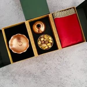 پک هدیه چله باشکوه یلدا شامل رومیزی مخمل، کاسه مسی و قندان انار — تصویر ۲