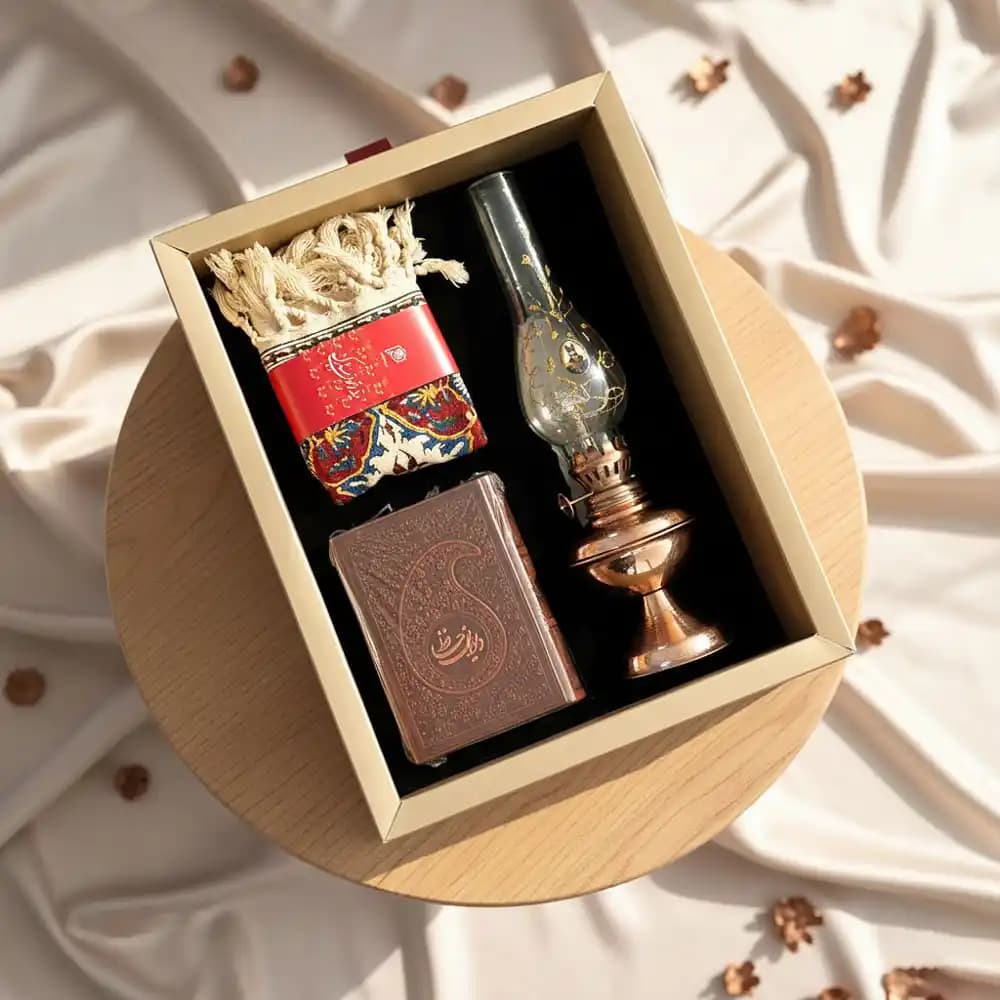پک هدیه شوق شب یلدا شامل چراغ گردسوز مسی، رومیزی قلمکار