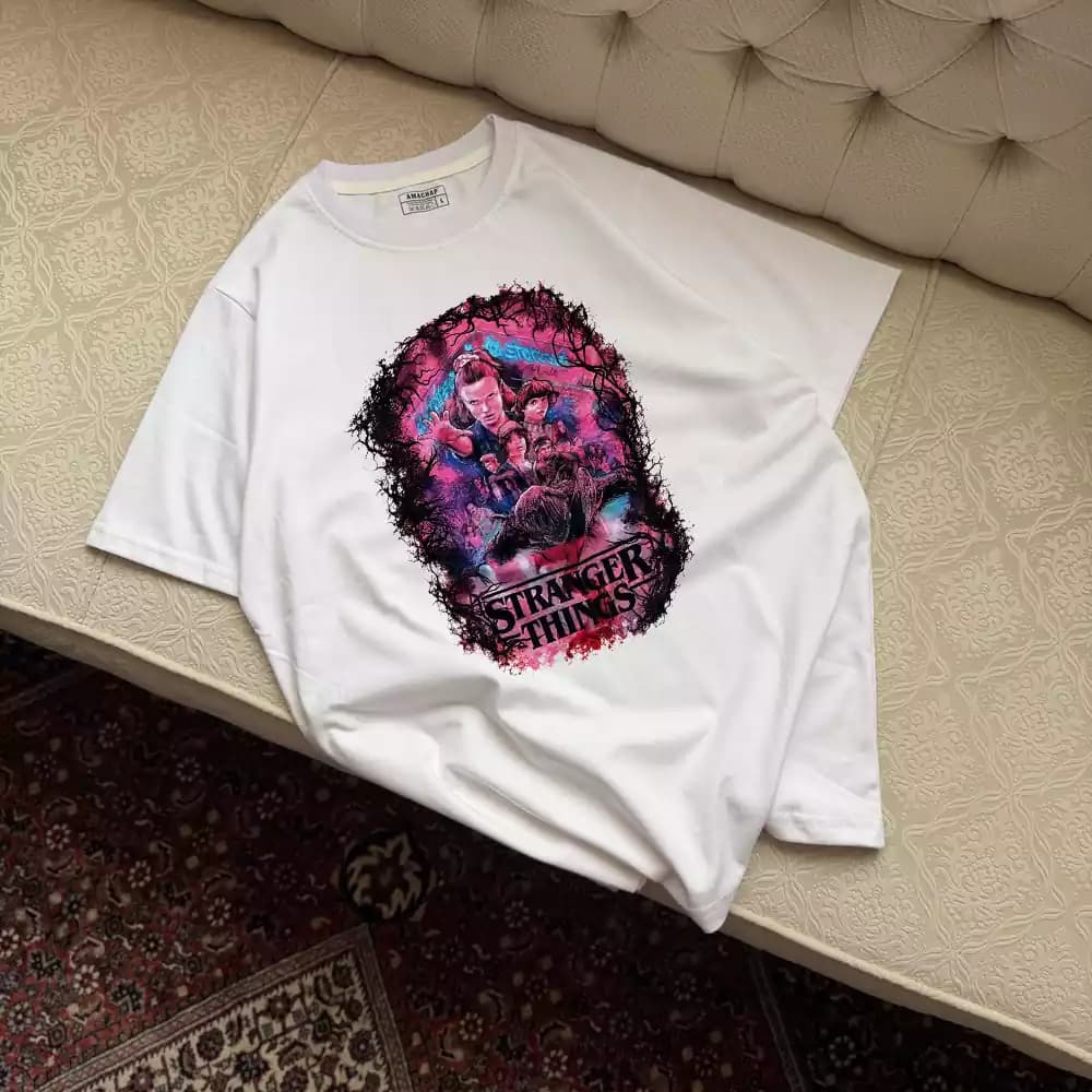 تیشرت نخ پنبه طرح سریال Stranger Things مدل Eleven & Starcourt Dark Frame — تصویر ۲