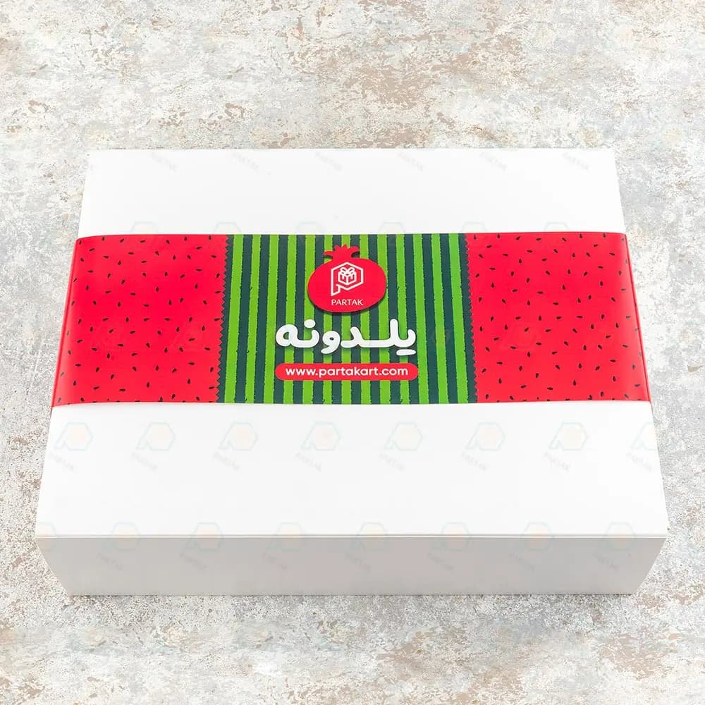 پک هدیه یلدا شامل کاسه سرامیکی هندوانه، استند چوبی و تنقلات ویژه — تصویر ۴