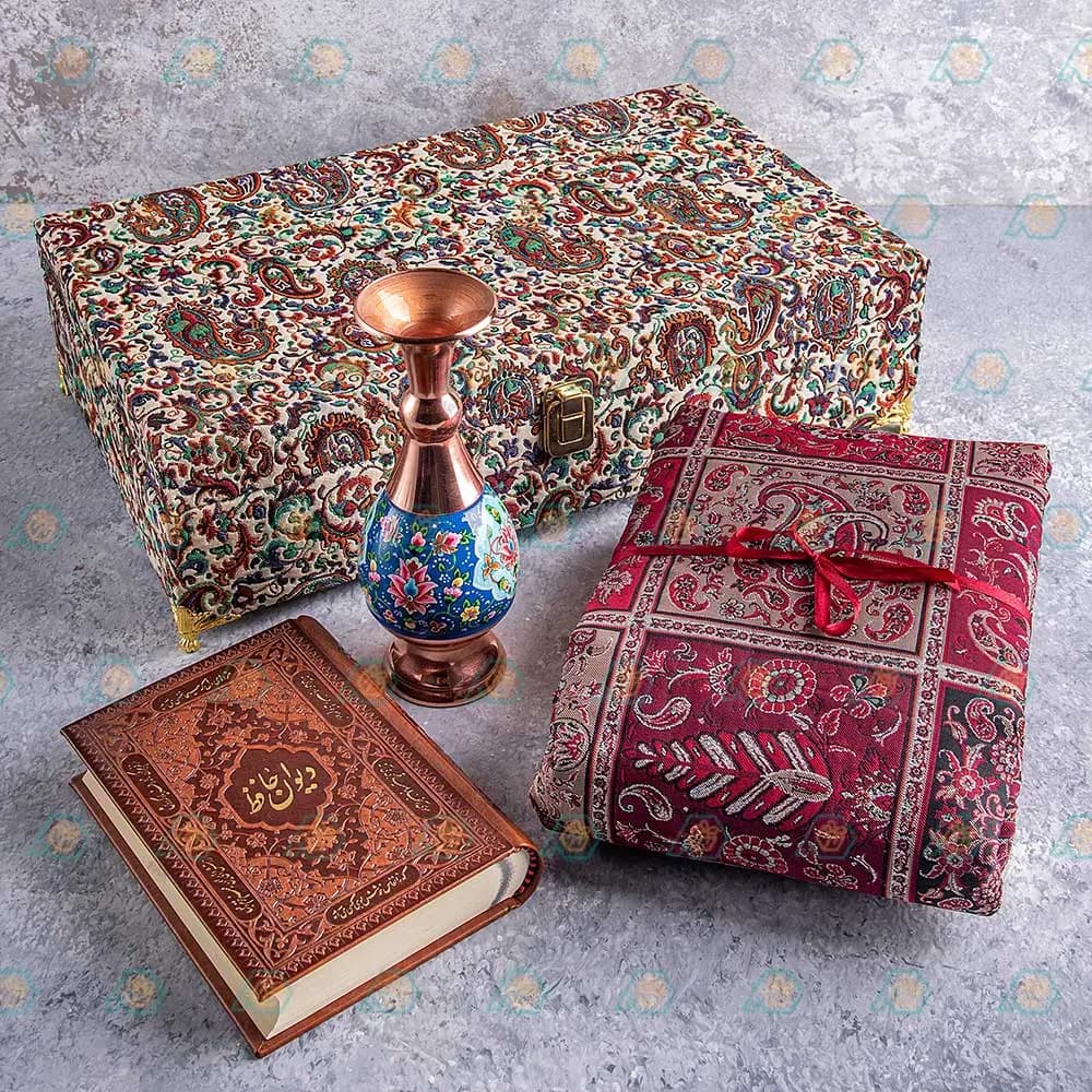پک هدیه غزل خوانی شامل گلدان مس و پرداز، رومیزی ترمه و دیوان حافظ — تصویر ۳