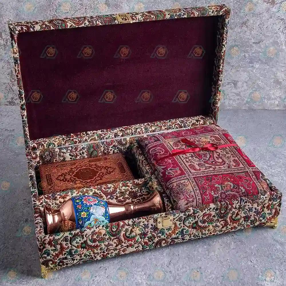 پک هدیه غزل خوانی شامل گلدان مس و پرداز، رومیزی ترمه و دیوان حافظ