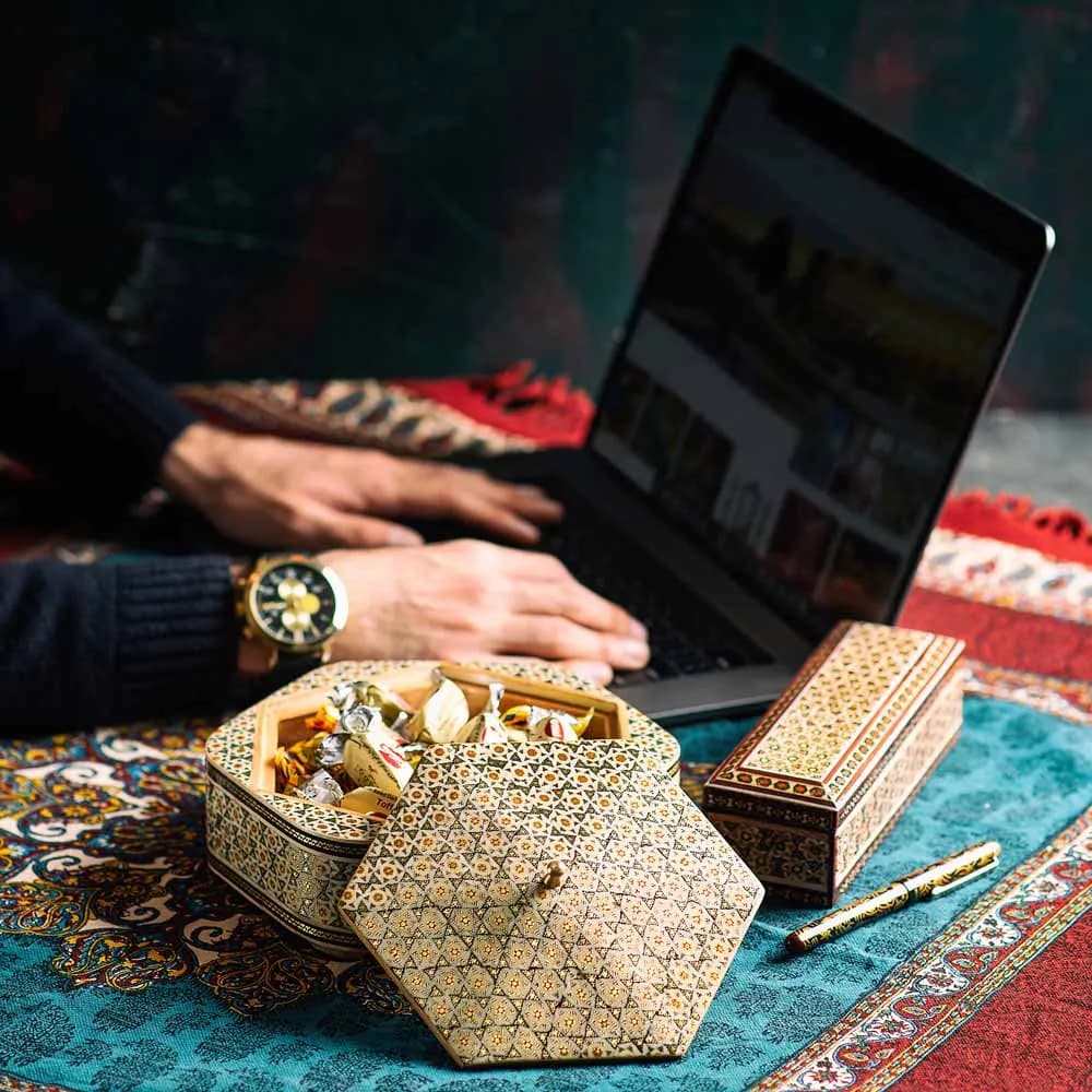 پک قلمدان خاتم، شکلات خوری خاتم و رومیزی قلمکار — تصویر ۴