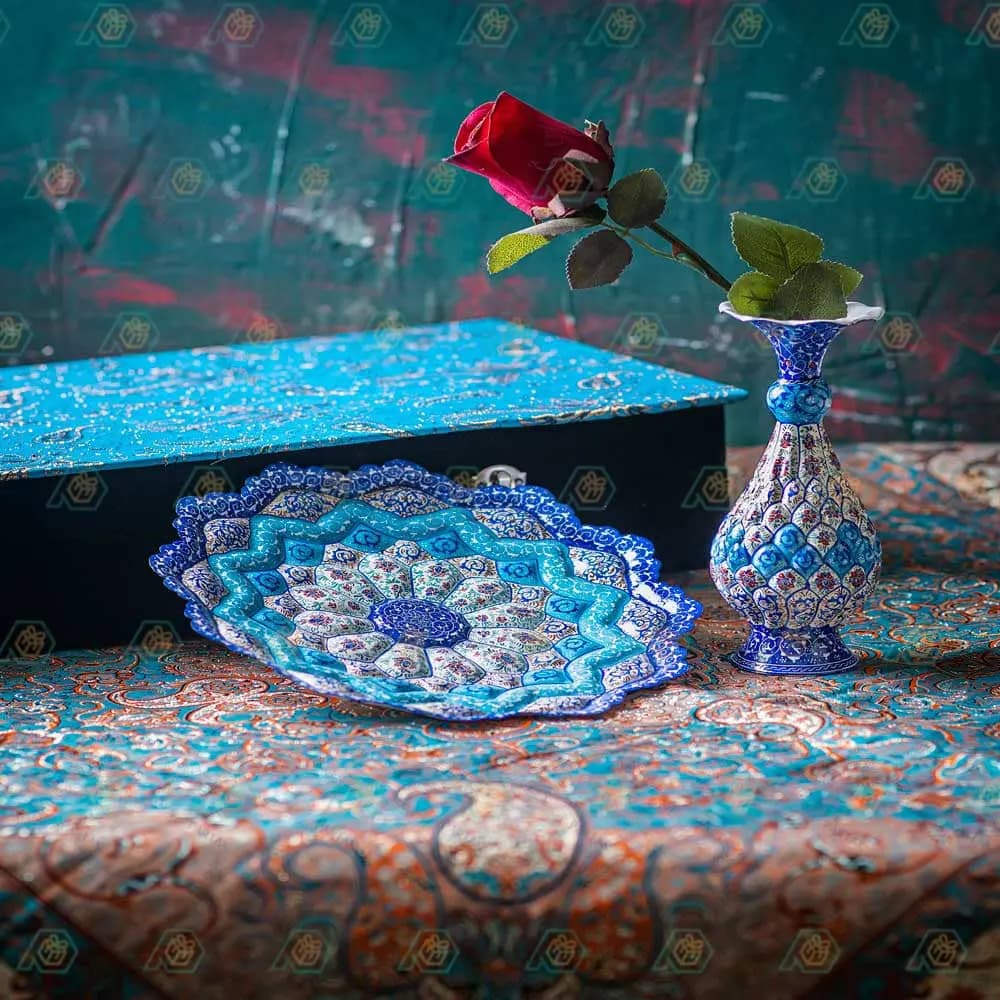 هدیه صنایع دستی گلدان مینا و بشقاب مینا و ترمه — تصویر ۳