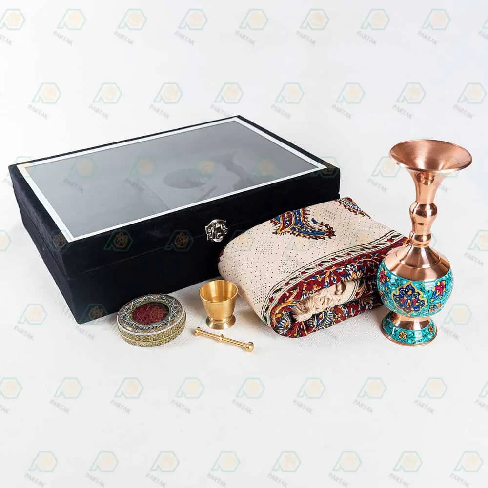هدیه صنایع دستی گلدان مس و پرداز،رومیزی قلمکار،زعفران،هاون — تصویر ۳