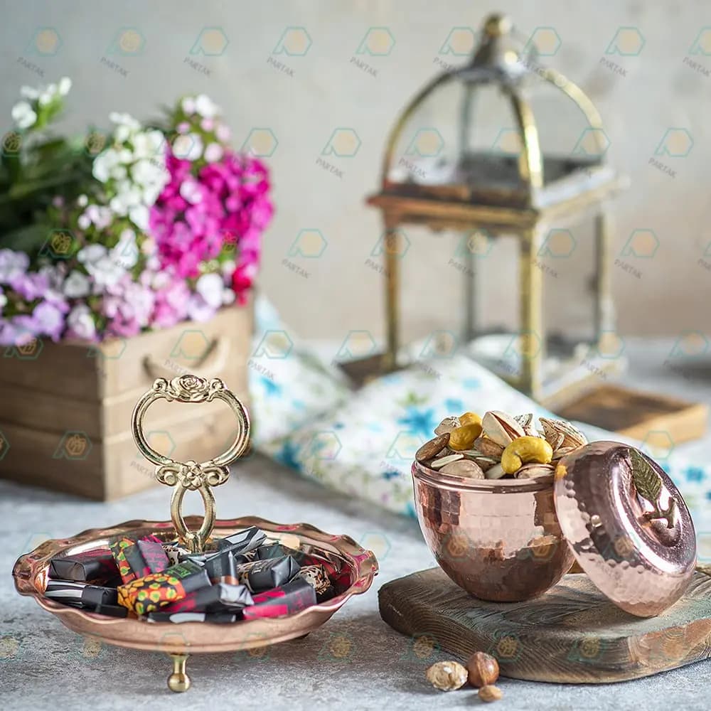 هدیه صنایع‌دستی پک رومیزی مسی شامل قندان سیبی و شیرینی‌خوری — تصویر ۳