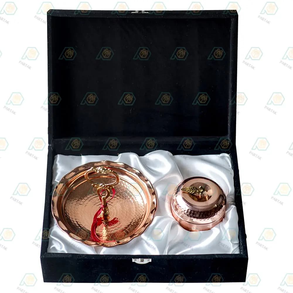 هدیه صنایع‌دستی پک رومیزی مسی شامل قندان سیبی و شیرینی‌خوری — تصویر ۲