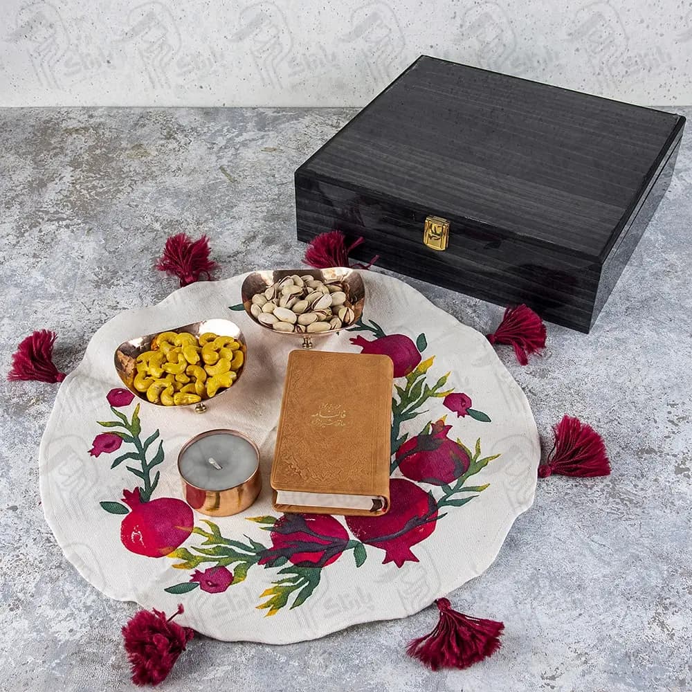 پک شاعرانه یلدا شامل رومیزی گرد طرح یلدا، دیوان حافظ، ظرف مسی و شمع — تصویر ۳